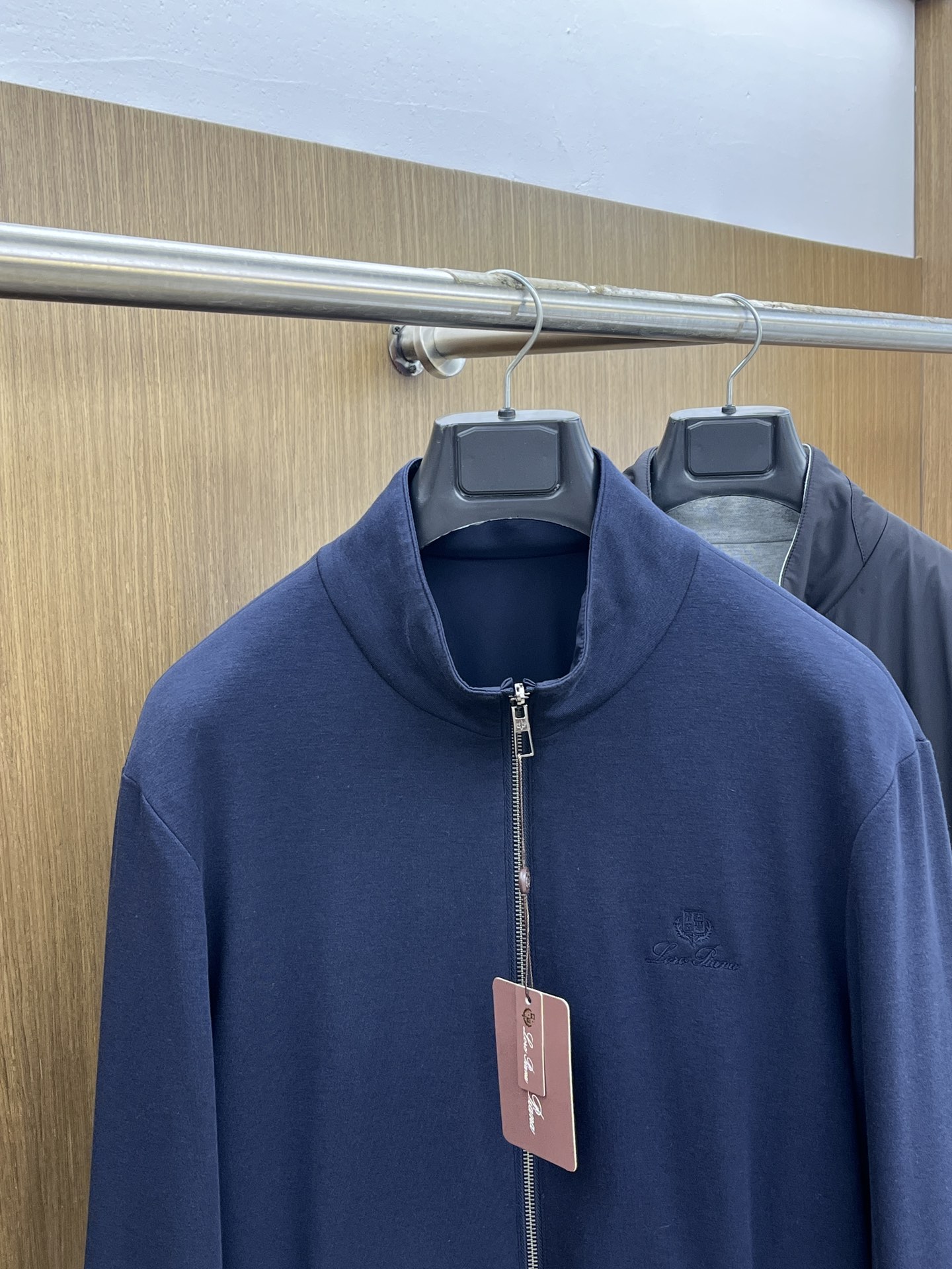 秋冬 lP🆕🔥🔥SS秋冬新款双面立领棉服外套。最新款。定制面料软糯亲肤，抗皱有型，上身舒适；胸前饰以品牌