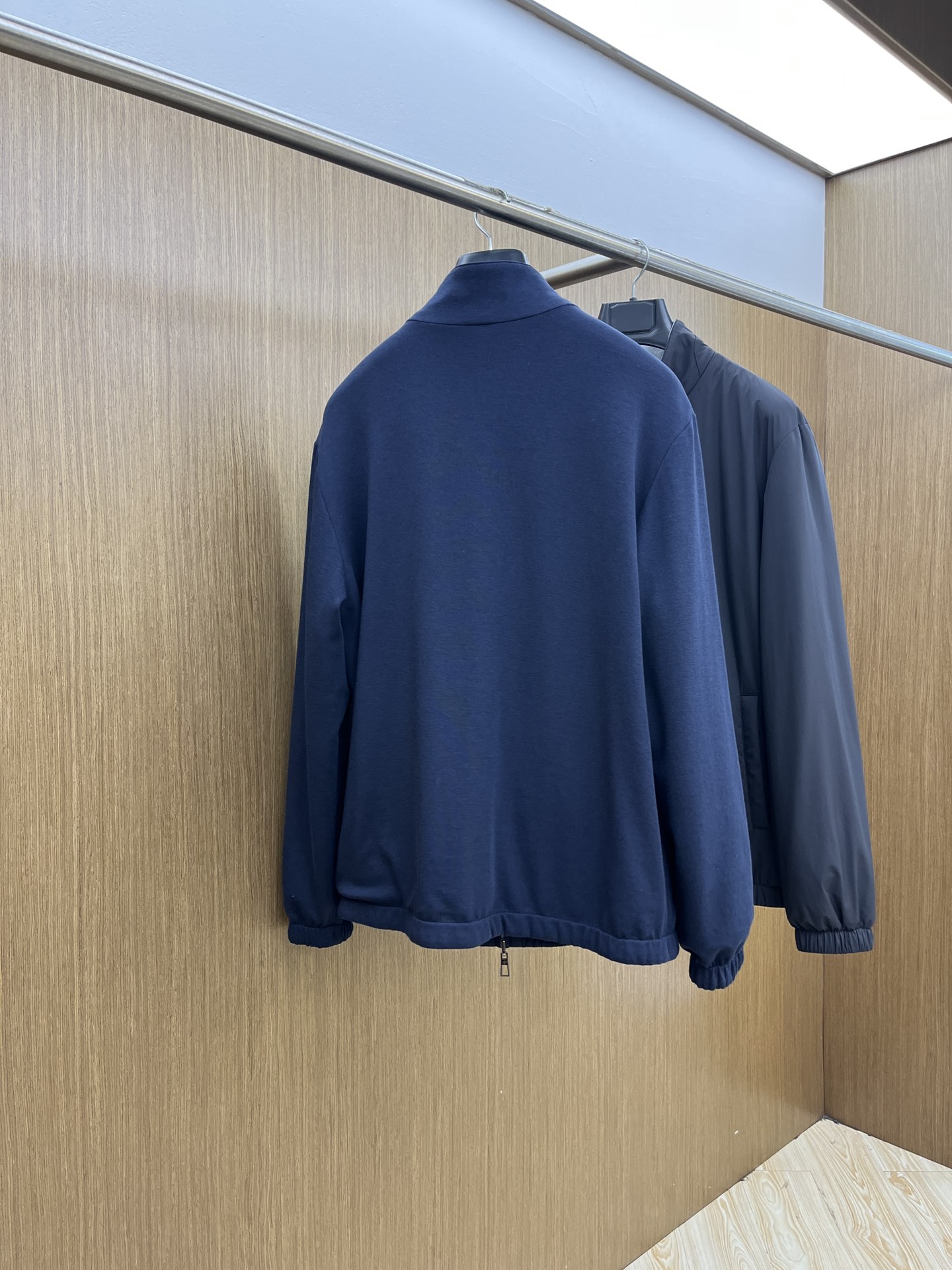 秋冬 lP🆕🔥🔥SS秋冬新款双面立领棉服外套。最新款。定制面料软糯亲肤，抗皱有型，上身舒适；胸前饰以品牌