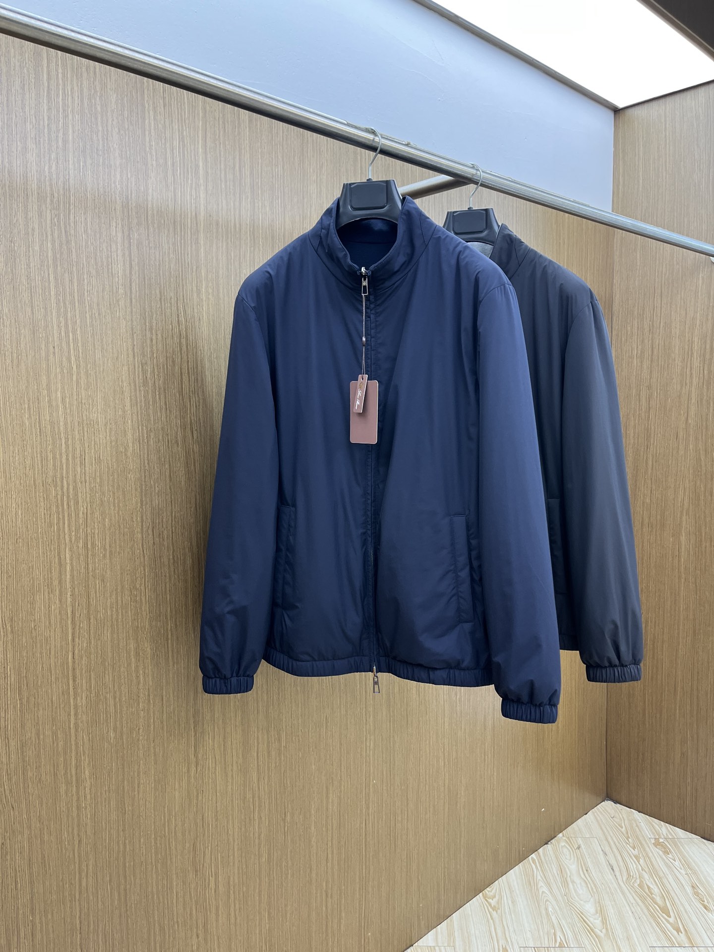 秋冬 lP🆕🔥🔥SS秋冬新款双面立领棉服外套。最新款。定制面料软糯亲肤，抗皱有型，上身舒适；胸前饰以品牌