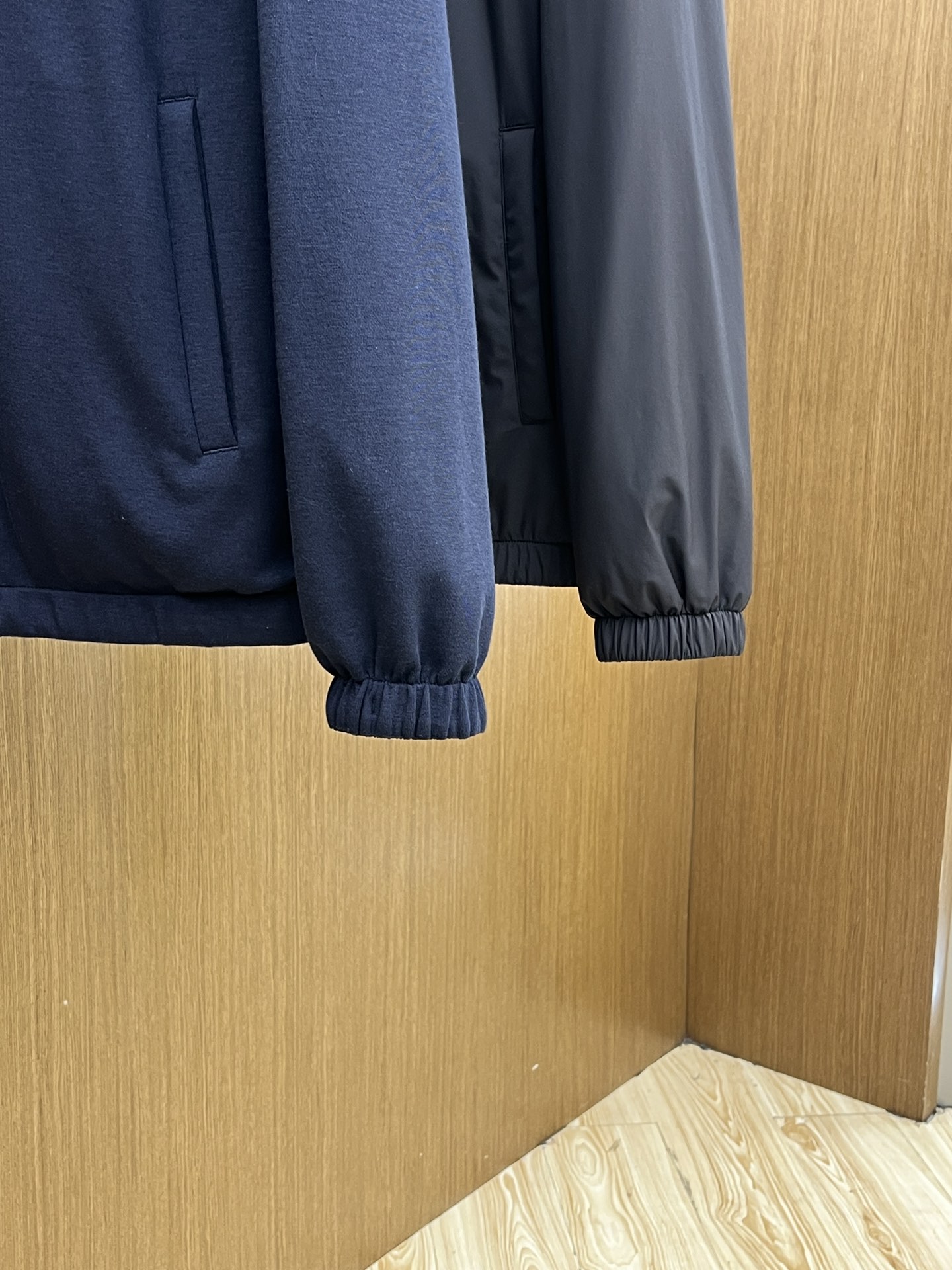 秋冬 lP🆕🔥🔥SS秋冬新款双面立领棉服外套。最新款。定制面料软糯亲肤，抗皱有型，上身舒适；胸前饰以品牌