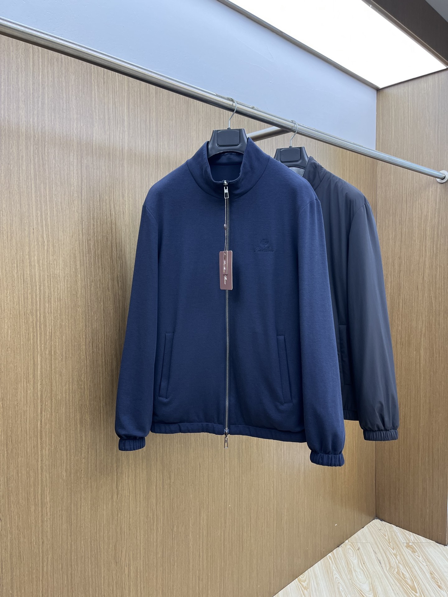 秋冬 lP🆕🔥🔥SS秋冬新款双面立领棉服外套。最新款。定制面料软糯亲肤，抗皱有型，上身舒适；胸前饰以品牌