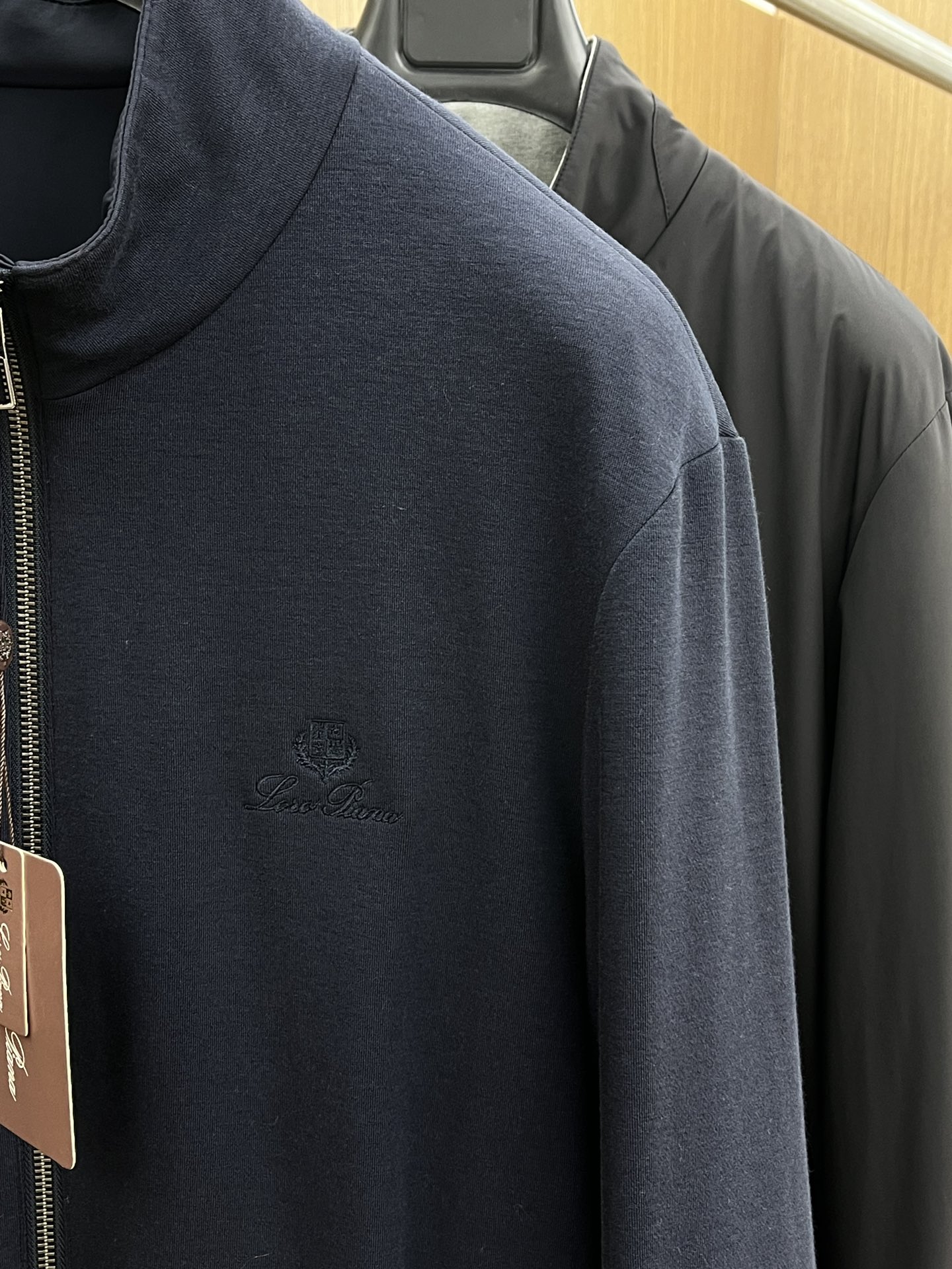 秋冬 lP🆕🔥🔥SS秋冬新款双面立领棉服外套。最新款。定制面料软糯亲肤，抗皱有型，上身舒适；胸前饰以品牌