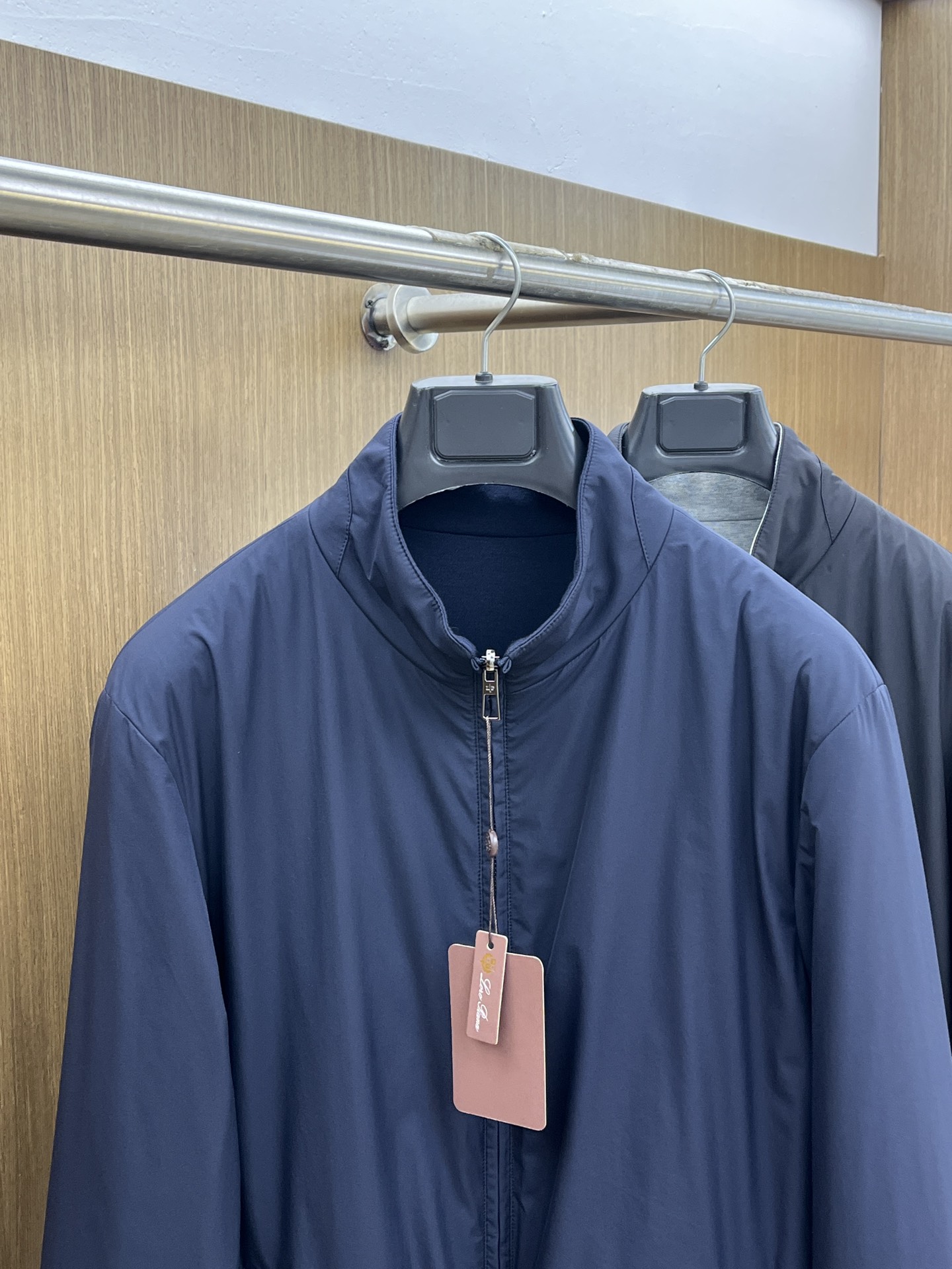 秋冬 lP🆕🔥🔥SS秋冬新款双面立领棉服外套。最新款。定制面料软糯亲肤，抗皱有型，上身舒适；胸前饰以品牌