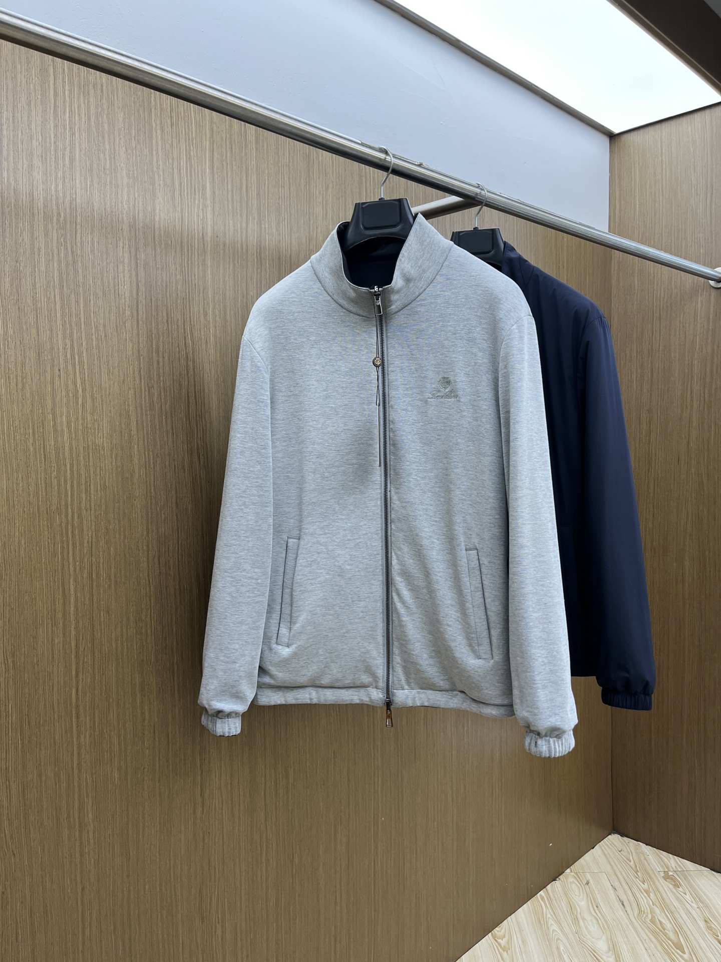 秋冬 lP🆕🔥🔥SS秋冬新款双面立领棉服外套。最新款。定制面料软糯亲肤，抗皱有型，上身舒适；胸前饰以品牌