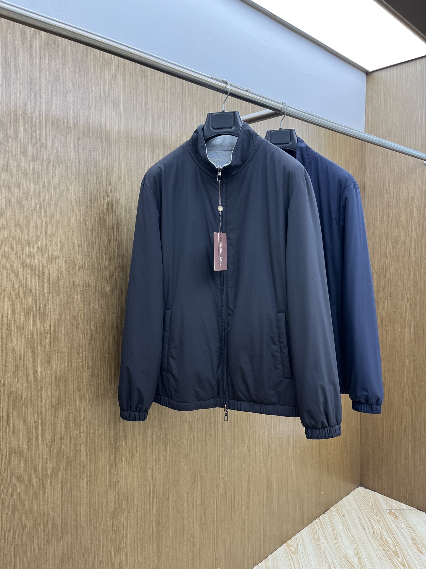 NO:505573,Autumn and Winter LSS Autumn and Winter New Double-sided Stand Collar Cotton Jacket. Latest Style. Customized fabric is soft and skin-friendly, anti-wrinkle and stylish, and comfortable on the upper body; the chest is decorated with brand logo, which is highly recognizable; stand-up collar design, business and casual merger; fjj polyester fiber lining, full of high-end feeling; a casual jacket suitable for many occasions, not picking the age. Size: M-3XL, loro piano, jackets & coats, alexander wang19860909秋冬 LSS秋冬新款双面立领棉服外套.最新款.定制面料软糯亲肤,抗皱有型,上身舒适；胸前饰以品牌logo,辨识度极高；立领设计,商务与休闲兼并；fjj聚脂纤维内衬,高级感满满；一款适合多种场合,不挑年纪的休闲外套 尺码:M-3XL,,loro piana,jackets & coats,alexander wang,Men's clothing