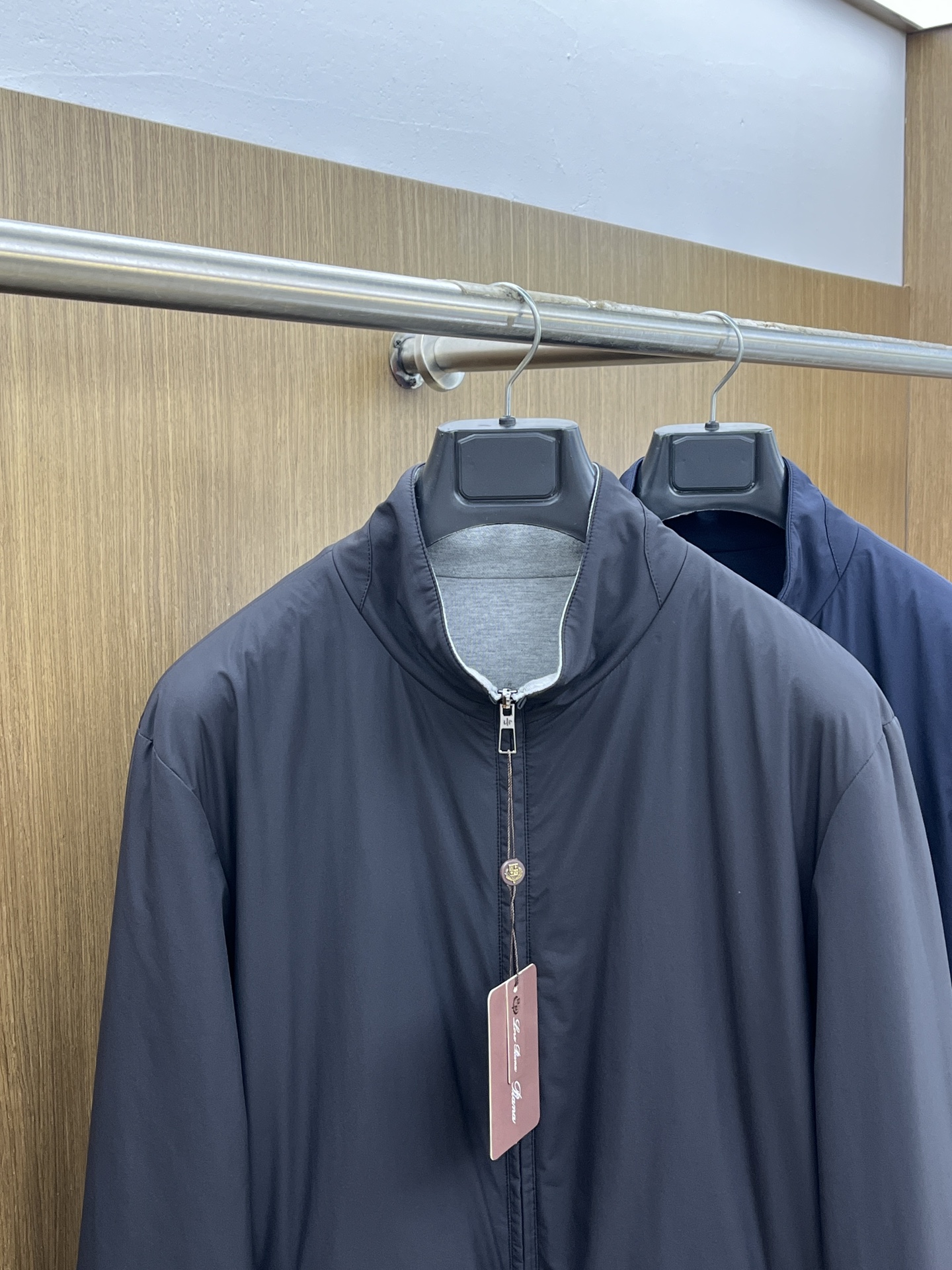 秋冬 lP🆕🔥🔥SS秋冬新款双面立领棉服外套。最新款。定制面料软糯亲肤，抗皱有型，上身舒适；胸前饰以品牌