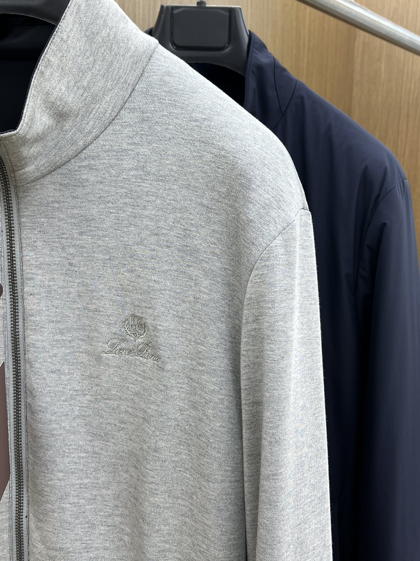 秋冬 lP🆕🔥🔥SS秋冬新款双面立领棉服外套。最新款。定制面料软糯亲肤，抗皱有型，上身舒适；胸前饰以品牌