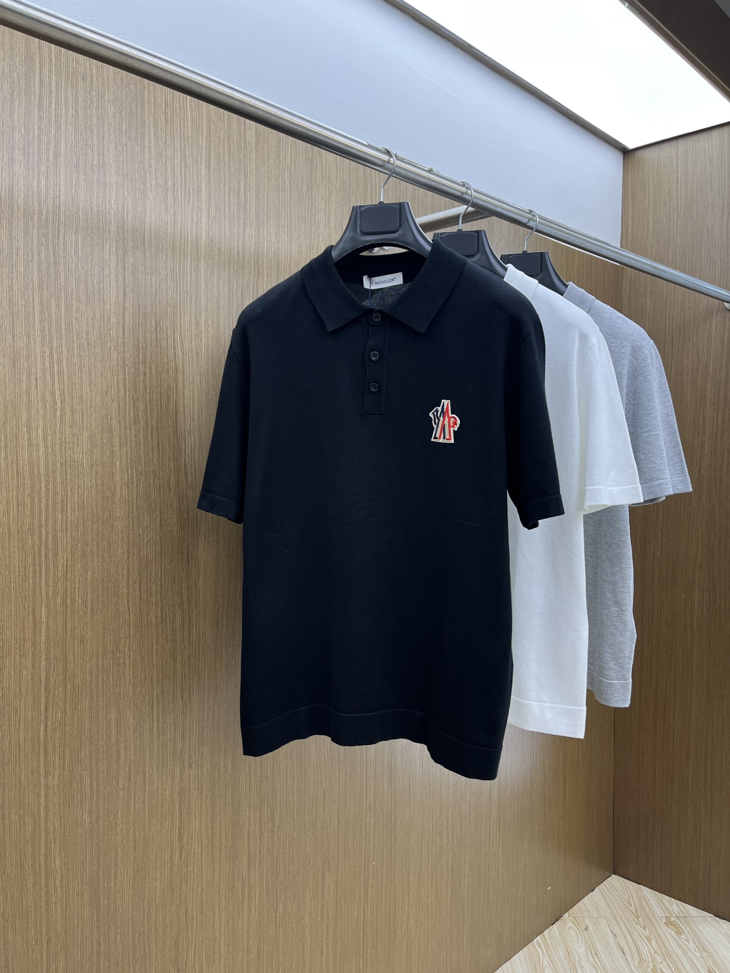 新品 Mon 🔥🔥春夏新品针织翻领Polo衫，进口纱线针织面料，手感柔软。胸前图案采用立体刺绣工艺，正面