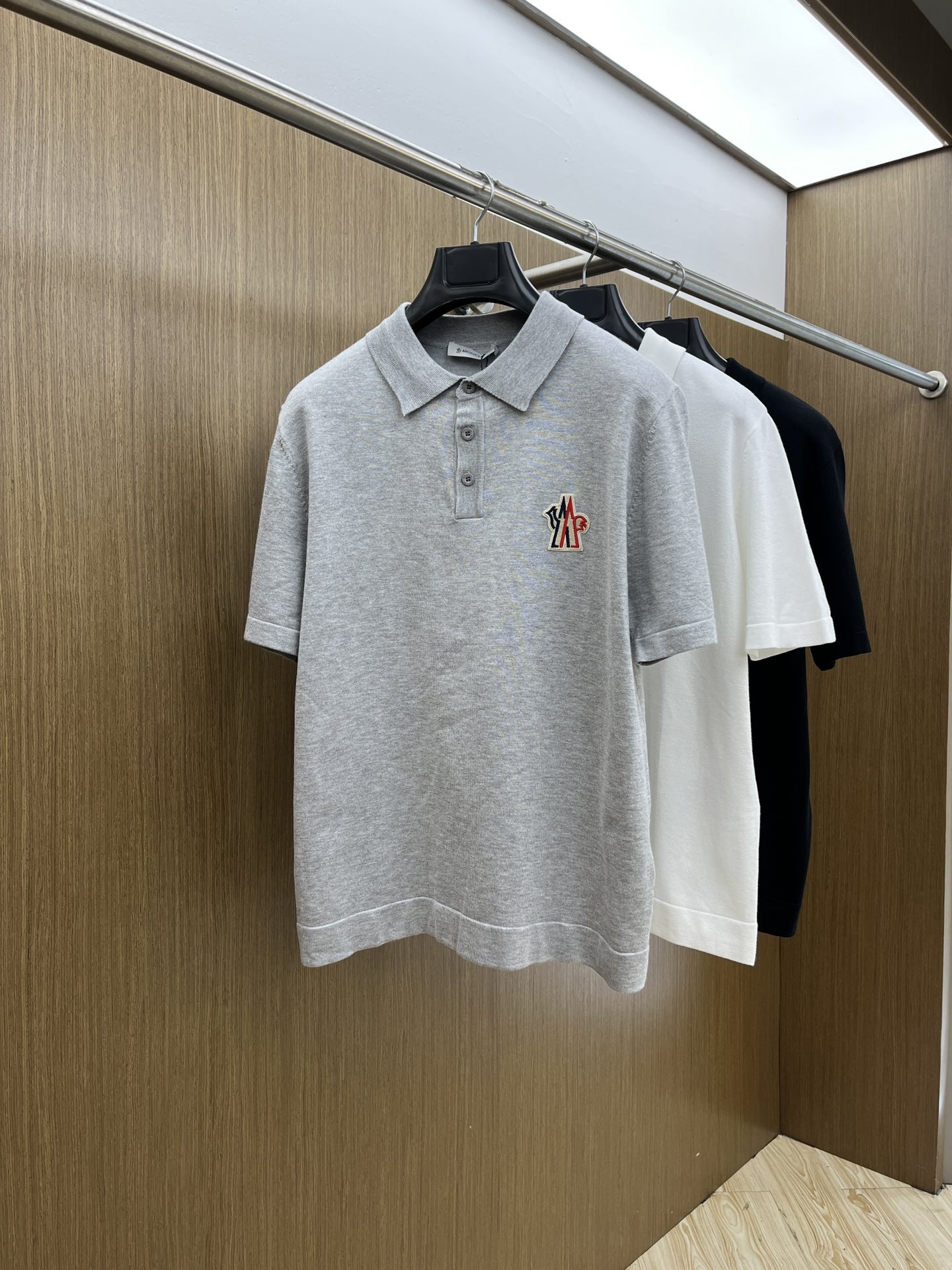 新品 Mon 🔥🔥春夏新品针织翻领Polo衫，进口纱线针织面料，手感柔软。胸前图案采用立体刺绣工艺，正面