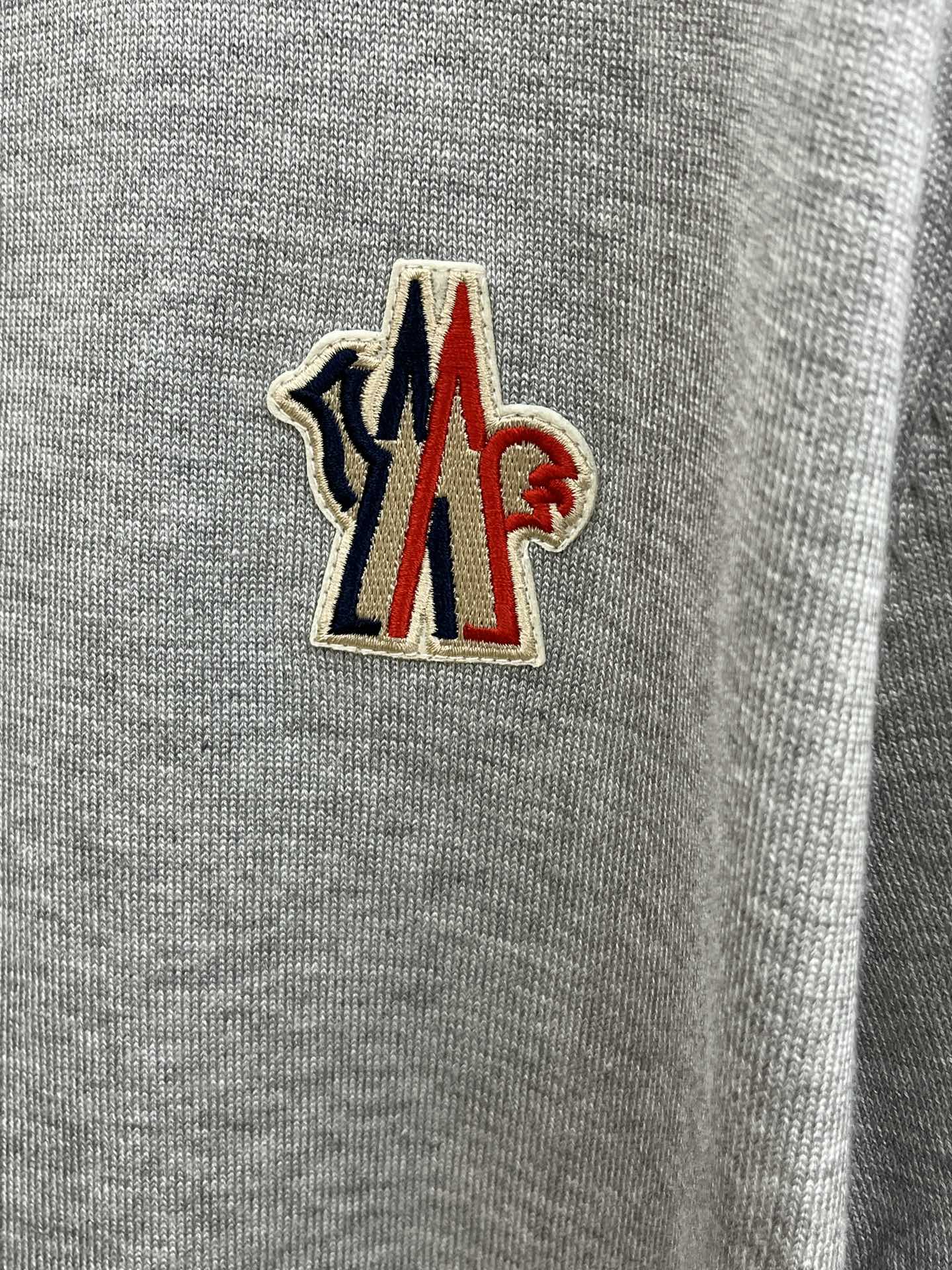 新品 Mon 🔥🔥春夏新品针织翻领Polo衫，进口纱线针织面料，手感柔软。胸前图案采用立体刺绣工艺，正面