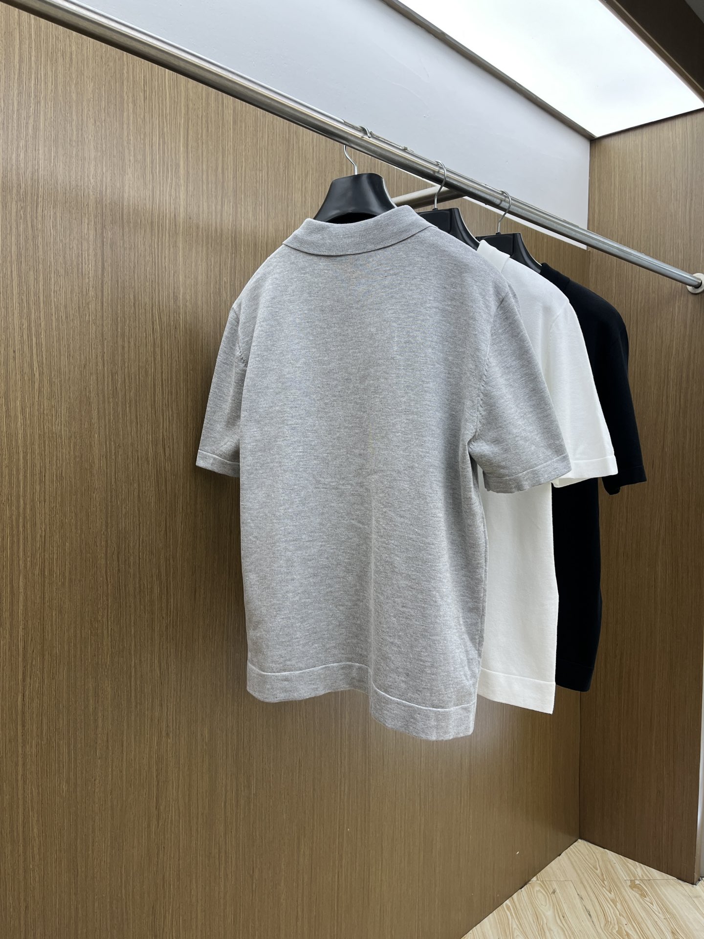 新品 Mon 🔥🔥春夏新品针织翻领Polo衫，进口纱线针织面料，手感柔软。胸前图案采用立体刺绣工艺，正面
