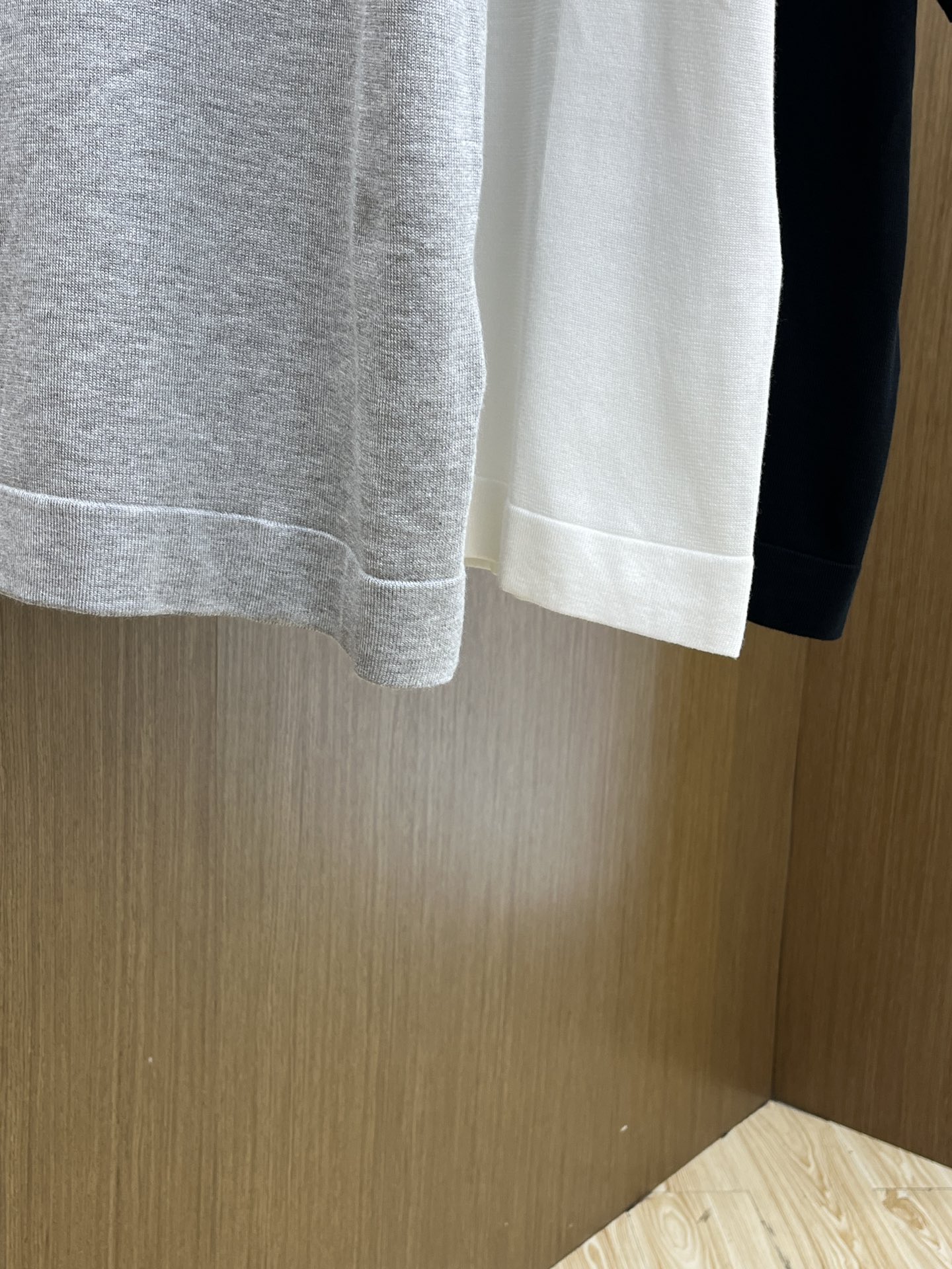 新品 Mon 🔥🔥春夏新品针织翻领Polo衫，进口纱线针织面料，手感柔软。胸前图案采用立体刺绣工艺，正面