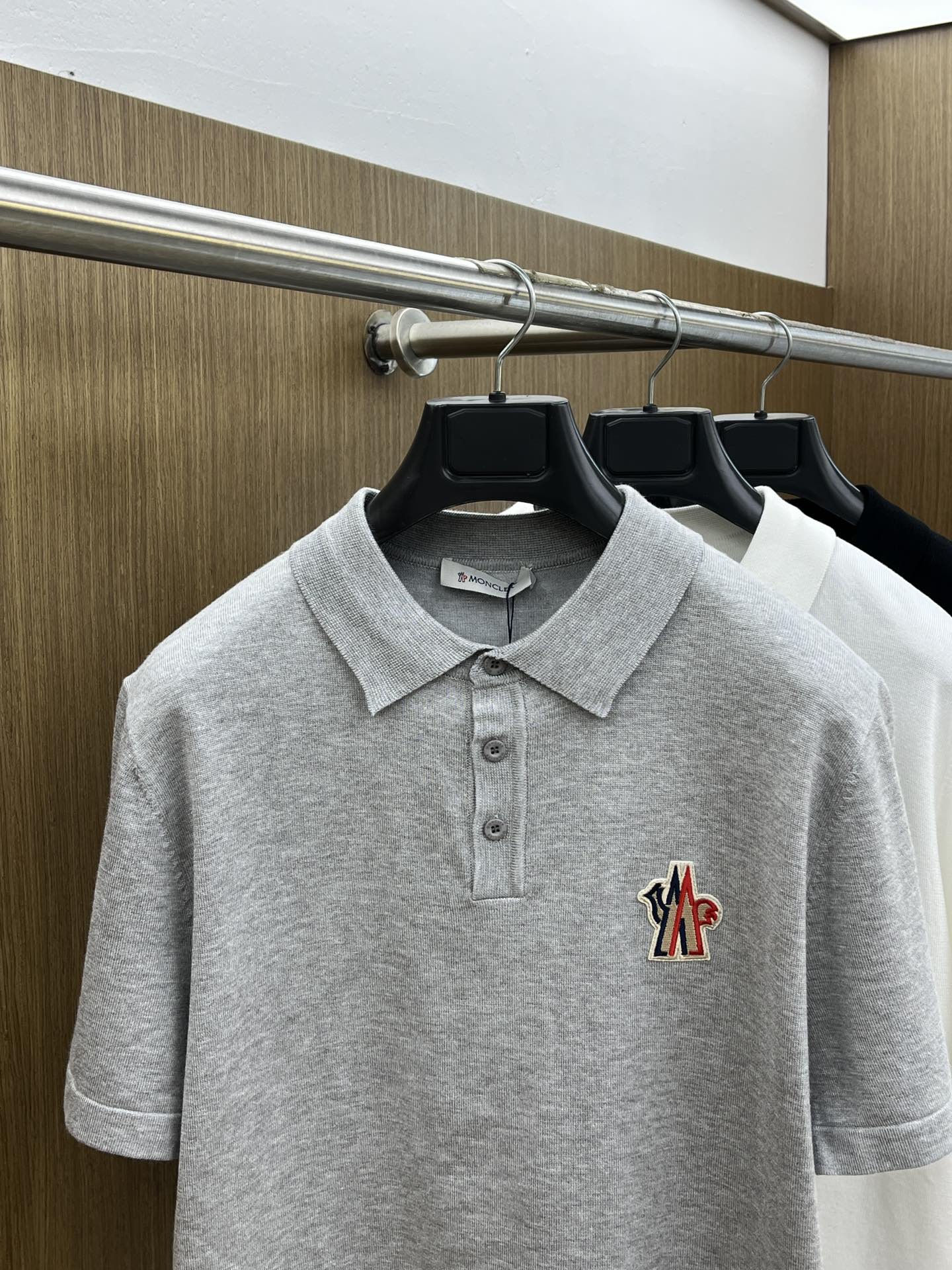 新品 Mon 🔥🔥春夏新品针织翻领Polo衫，进口纱线针织面料，手感柔软。胸前图案采用立体刺绣工艺，正面