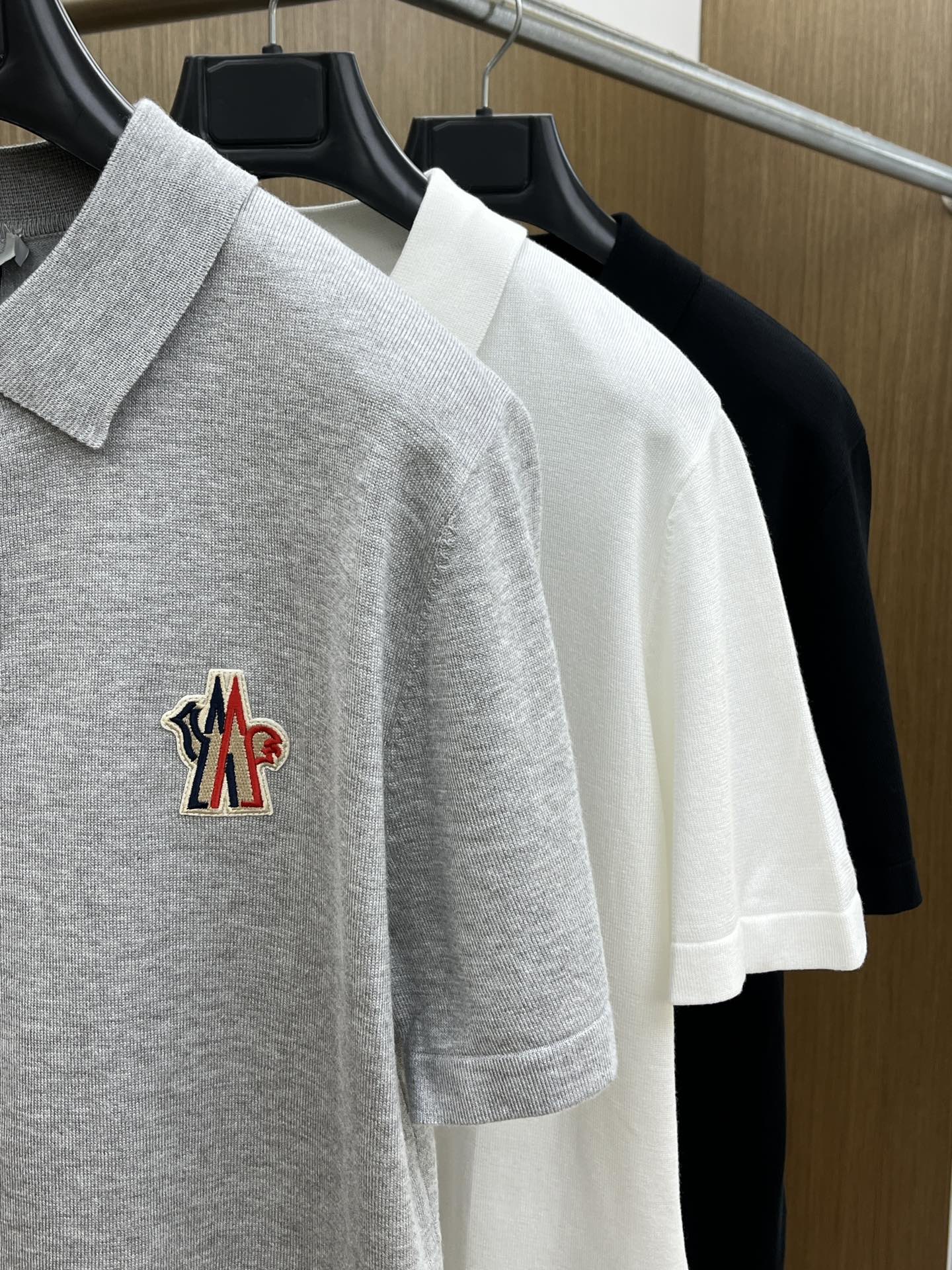 新品 Mon 🔥🔥春夏新品针织翻领Polo衫，进口纱线针织面料，手感柔软。胸前图案采用立体刺绣工艺，正面
