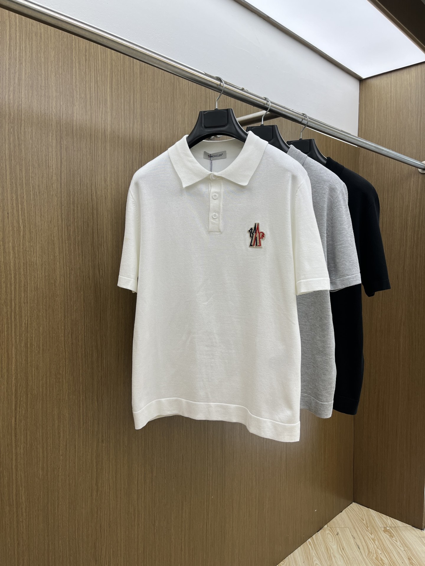 NO:511698,New product Mon Spring and summer new knitted lapel polo shirt, imported yarn knitted fabric, soft feel. The chest pattern adopts three-dimensional embroidery technology, front vertical button strap logo design, classic lapel design, neat and atmospheric, just right to modify the neck line, whether it is worn alone or with a jacket, it can show your gentlemanly demeanor, top imported private goods, fzg is luxurious, quality is unquestionable, the upper body effect is excellent, color picture color S -XL (please report height and weight if order),, jackets & coats, alexander wang19860909新品 Mon 春夏新品针织翻领polo衫,进口纱线针织面料,手感柔软.胸前图案采用立体刺绣工艺,正面竖排纽扣带logo设计,经典的翻领设计,利落又大气,恰到好处的修饰颈部线条,无论是单穿还是搭配外套,都能展现出你的绅士风度顶级进口私货,fzg不失奢华 品质毋庸置疑 上身效果超赞 颜色图片色 尺码S -XL（下单请报身高体重）,,jackets & coats,alexander wang,Men's clothing