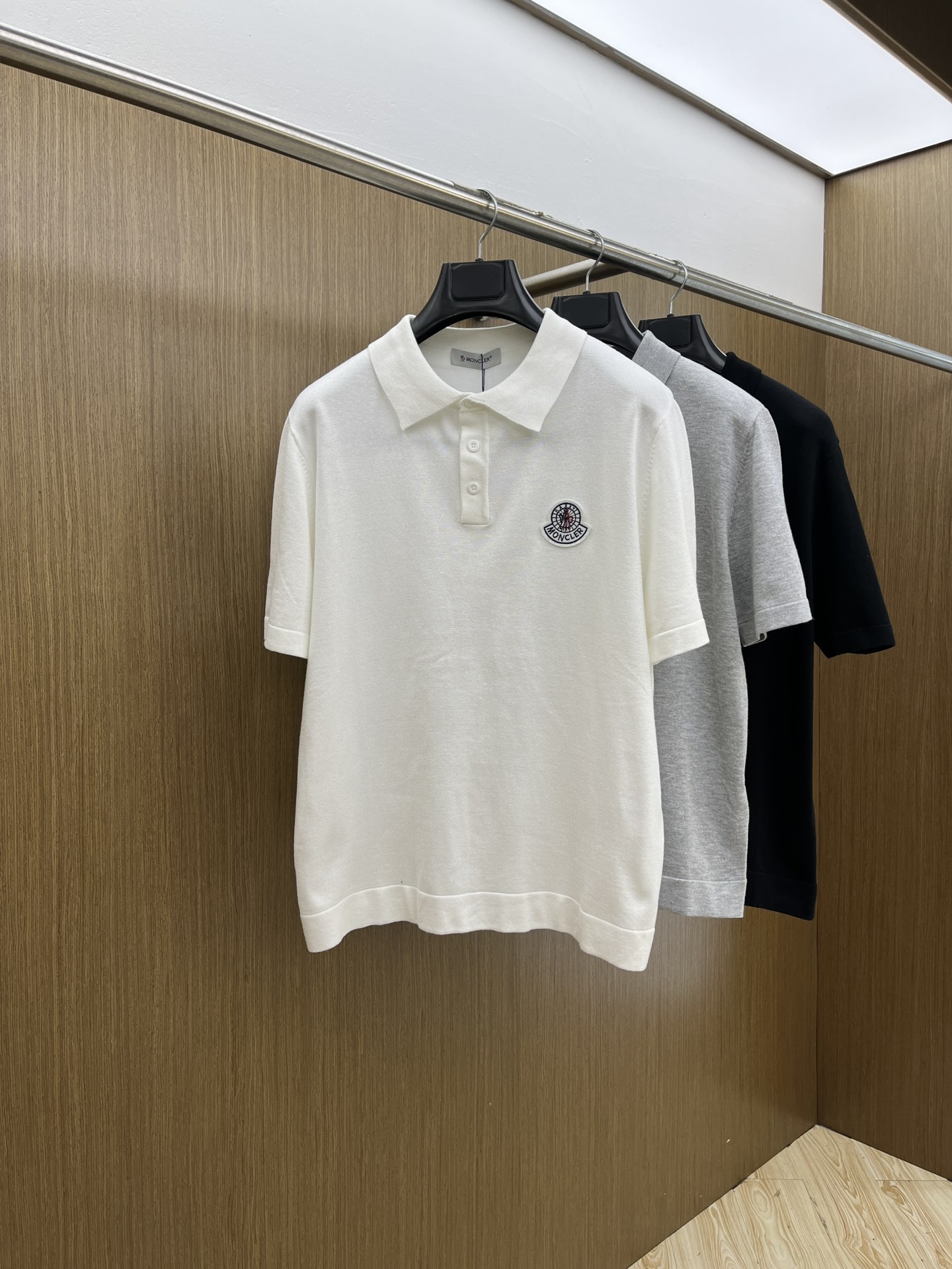 NO:518114,New product Mon Spring and summer new knitted lapel polo shirt, imported yarn knitted fabric, soft feel. The chest pattern adopts three-dimensional embroidery technology, vertical button strap logo design on the front, classic lapel design, neat and atmospheric, just right to modify the neck line. Whether you are wearing it alone or with a jacket, you can show your gentlemanly demeanor, top imported private goods, fzg is luxurious, the quality is unquestionable, the upper body effect is excellent, color picture color S -XL (please report height and weight if you place an order),, jackets & coats, alexander wang19860909新品 Mon 春夏新品针织翻领polo衫,进口纱线针织面料,手感柔软.胸前图案采用立体刺绣工艺,正面竖排纽扣带logo设计,经典的翻领设计,利落又大气,恰到好处的修饰颈部线条,无论是单穿还是搭配外套,都能展现出你的绅士风度顶级进口私货,fzg不失奢华 品质毋庸置疑 上身效果超赞 颜色图片色 尺码S -XL（下单请报身高体重）,,jackets & coats,alexander wang,Men's clothing