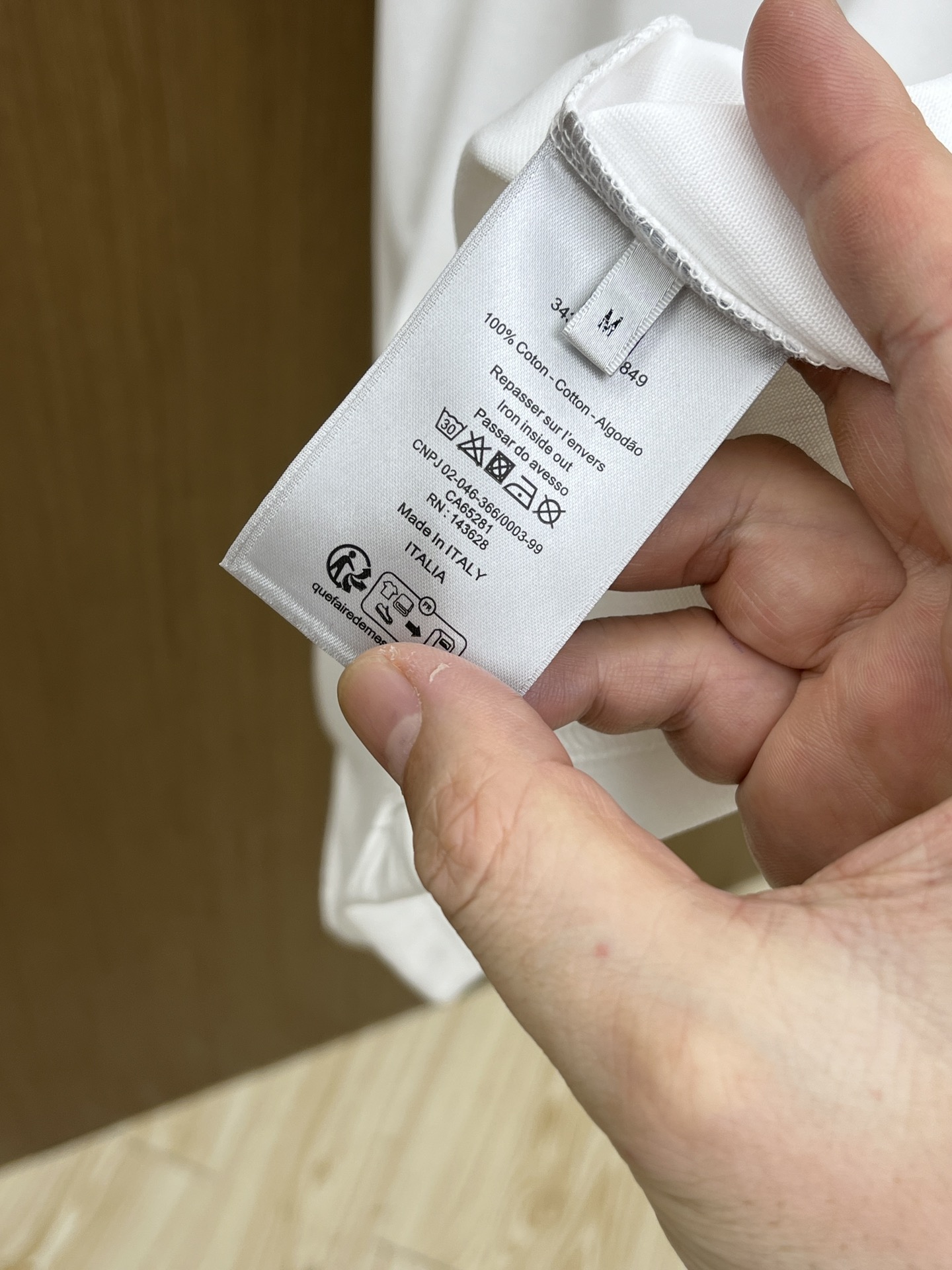  Dior迪奥极简主义与精致细节的完美碰撞💥  看似简约，实则暗藏小心机——立体绣花图案，低调又高级，仿