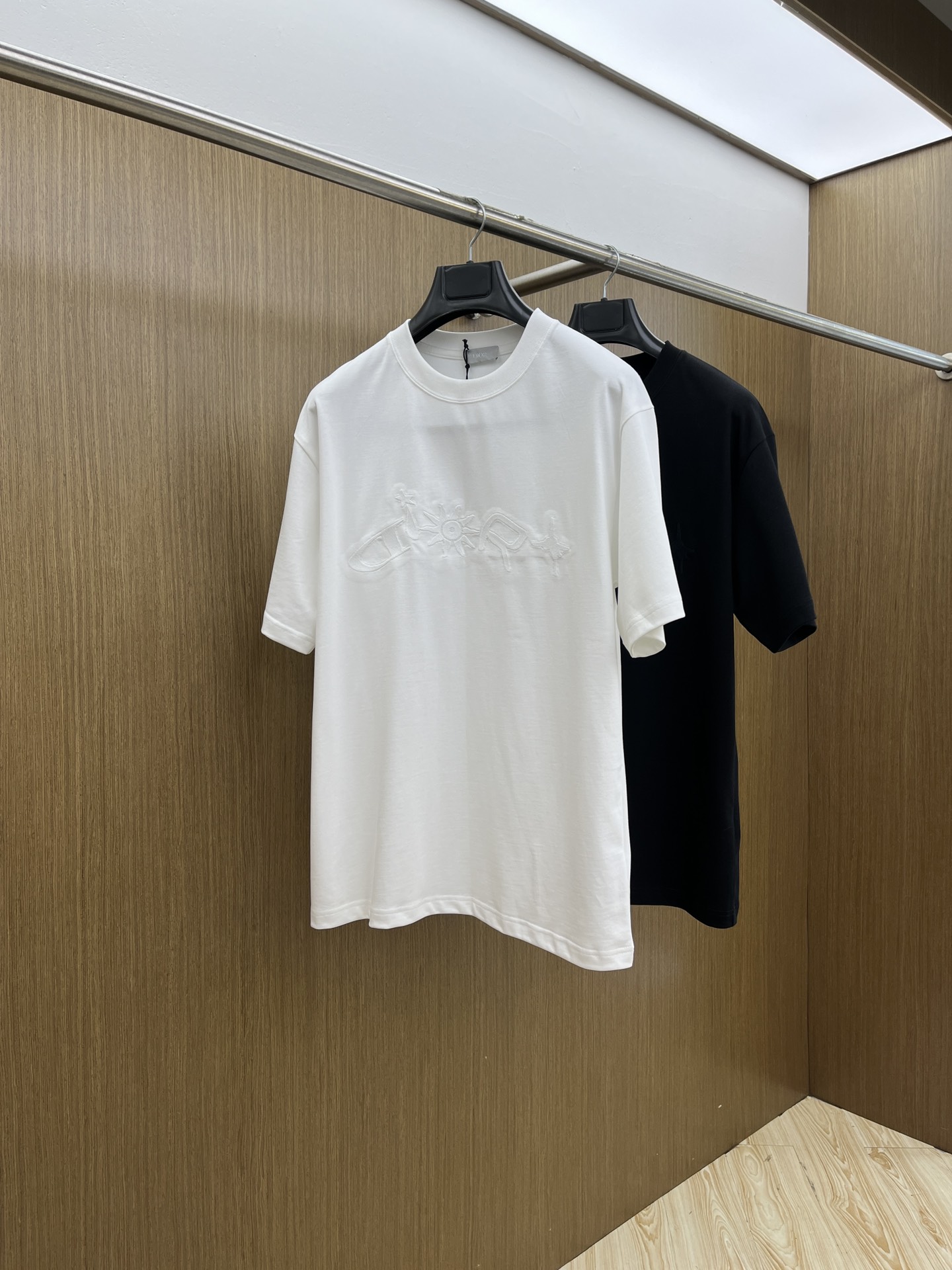  Dior迪奥极简主义与精致细节的完美碰撞💥  看似简约，实则暗藏小心机——立体绣花图案，低调又高级，仿