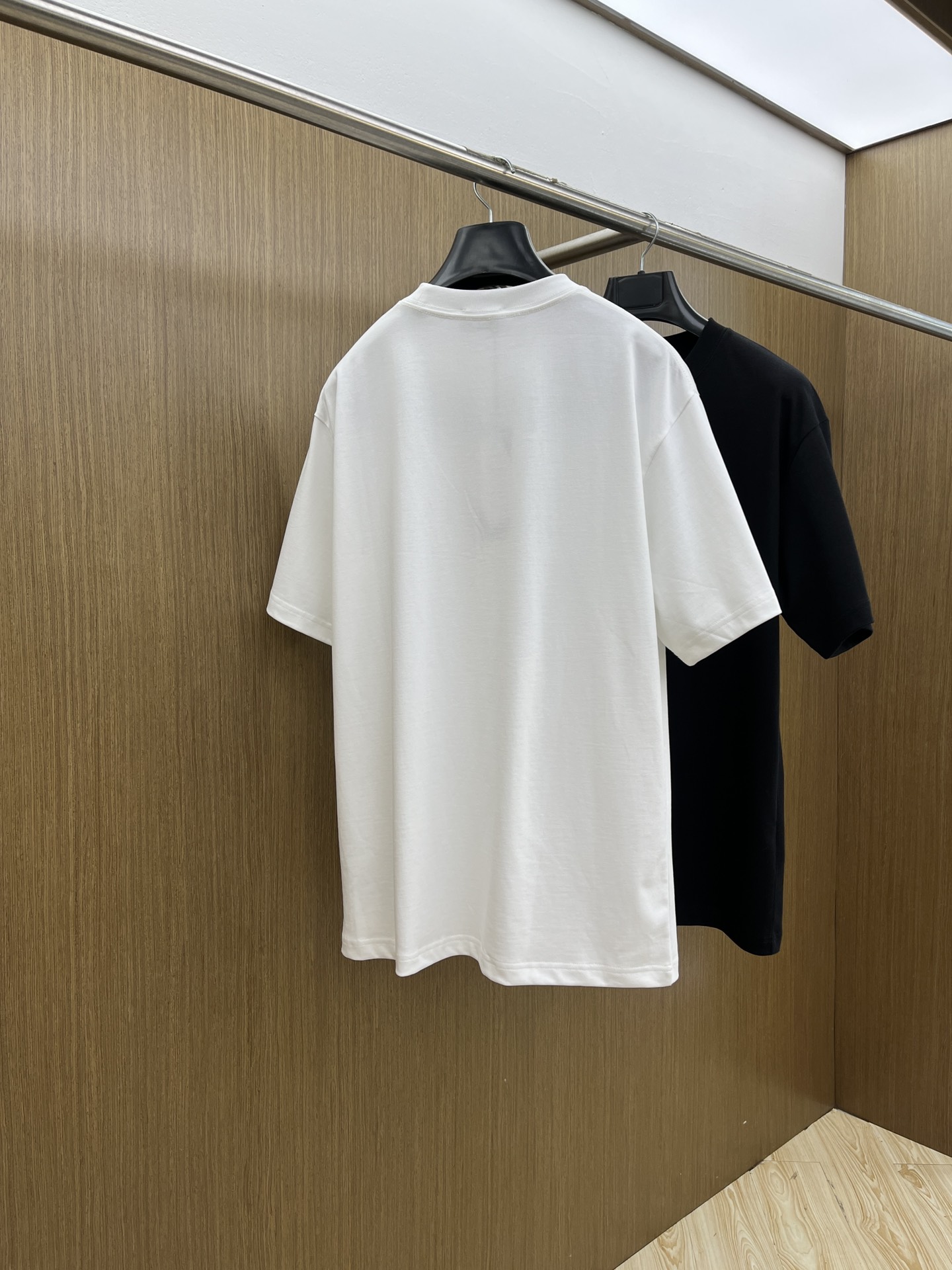  Dior迪奥极简主义与精致细节的完美碰撞💥  看似简约，实则暗藏小心机——立体绣花图案，低调又高级，仿