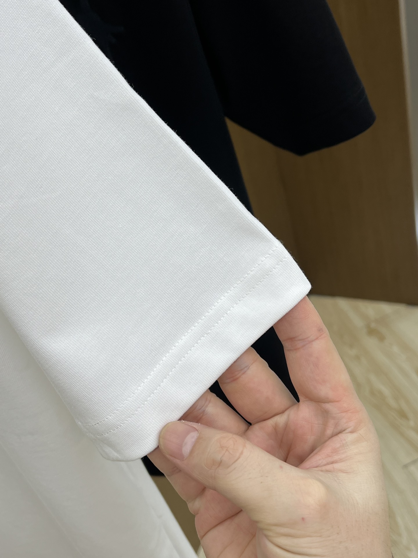  Dior迪奥极简主义与精致细节的完美碰撞💥  看似简约，实则暗藏小心机——立体绣花图案，低调又高级，仿