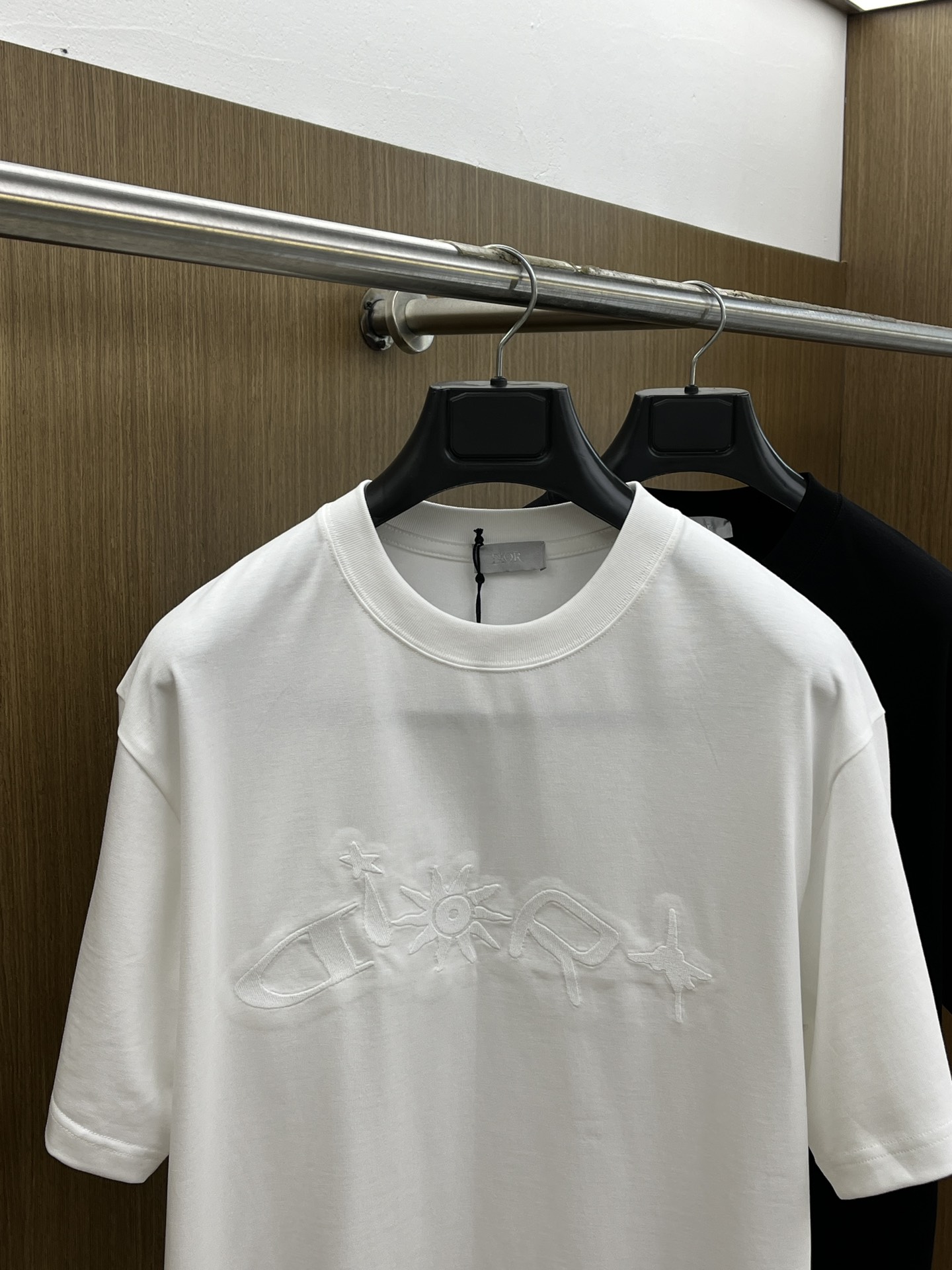  Dior迪奥极简主义与精致细节的完美碰撞💥  看似简约，实则暗藏小心机——立体绣花图案，低调又高级，仿