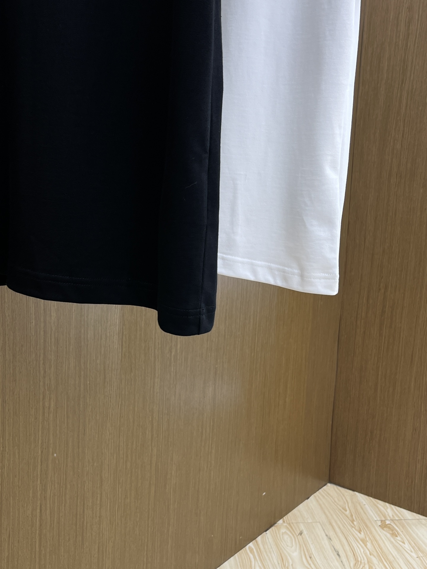  Dior迪奥极简主义与精致细节的完美碰撞💥  看似简约，实则暗藏小心机——立体绣花图案，低调又高级，仿