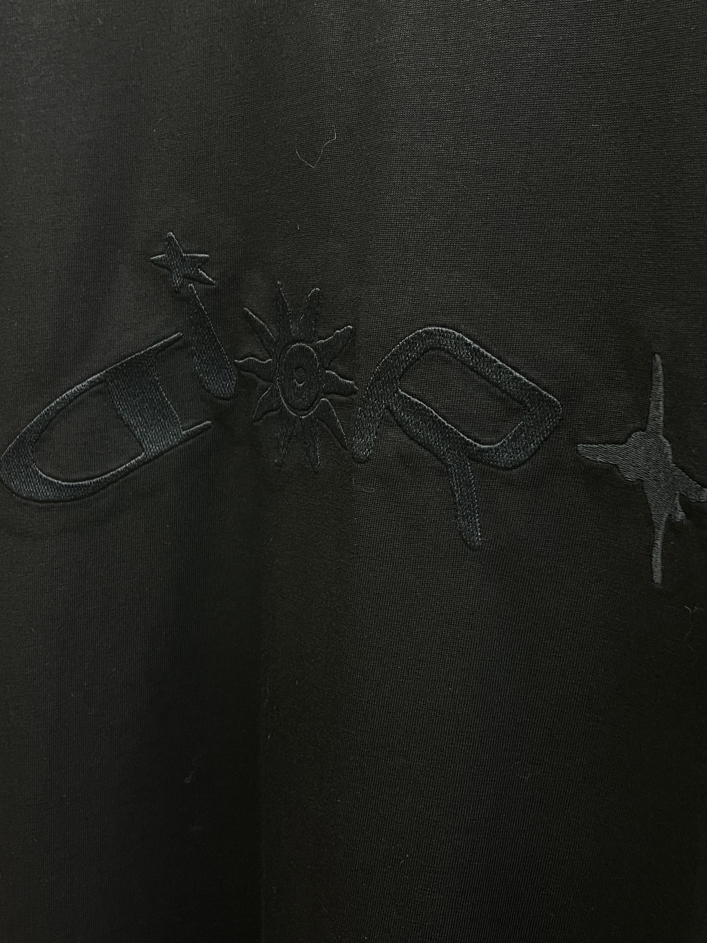  Dior迪奥极简主义与精致细节的完美碰撞💥  看似简约，实则暗藏小心机——立体绣花图案，低调又高级，仿