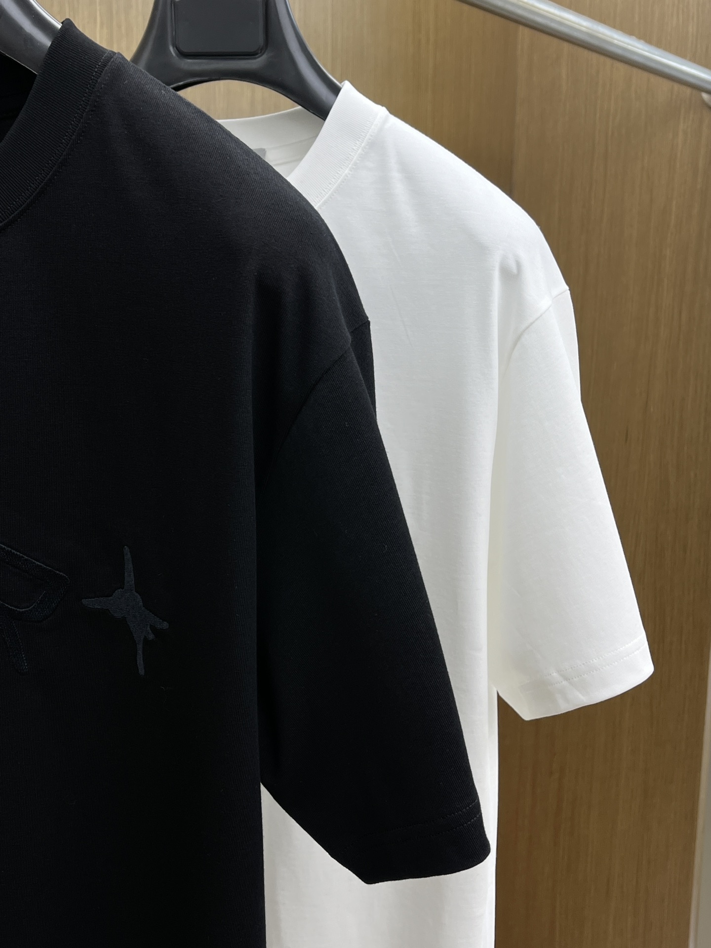  Dior迪奥极简主义与精致细节的完美碰撞💥  看似简约，实则暗藏小心机——立体绣花图案，低调又高级，仿