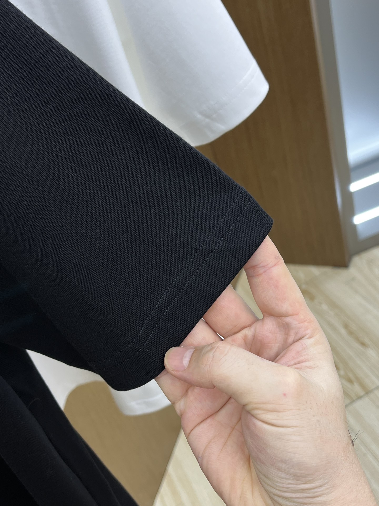  Dior迪奥极简主义与精致细节的完美碰撞💥  看似简约，实则暗藏小心机——立体绣花图案，低调又高级，仿