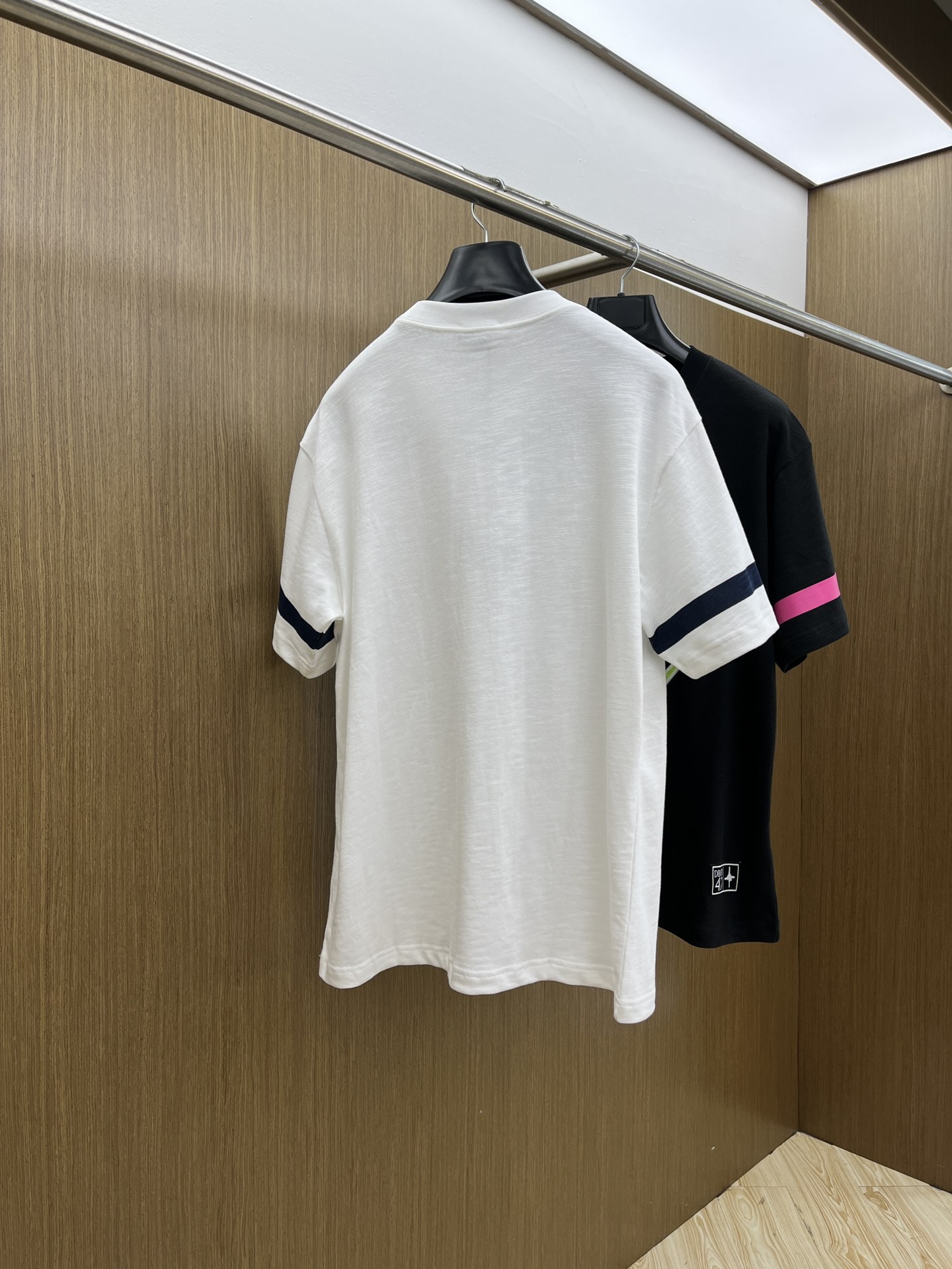  Dior × 运动风 ， 这波联名王炸谁懂啊💥  蓝调「DIOR」字母印花自带潮酷buff，袖口撞色利