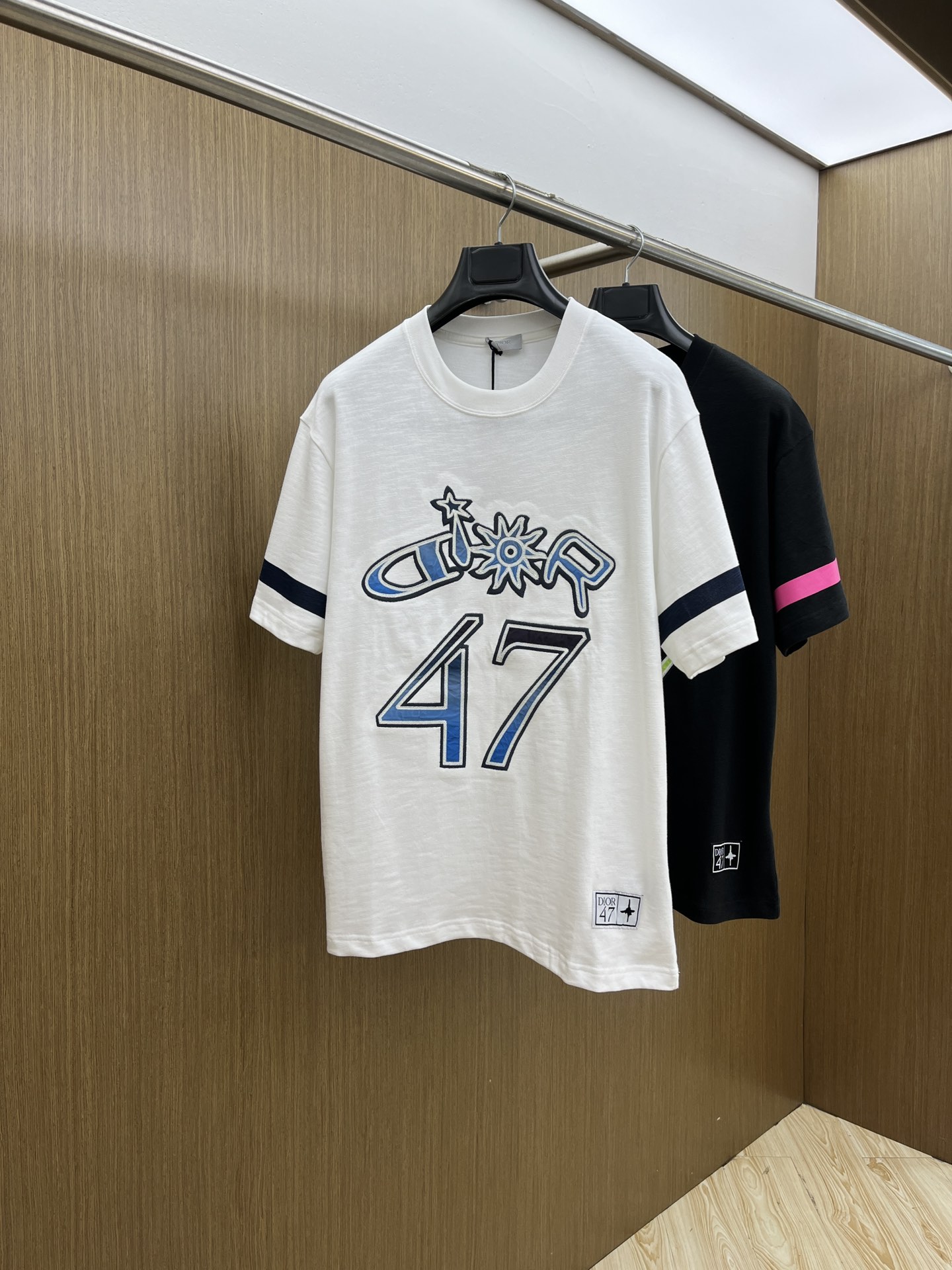  Dior × 运动风 ， 这波联名王炸谁懂啊💥  蓝调「DIOR」字母印花自带潮酷buff，袖口撞色利