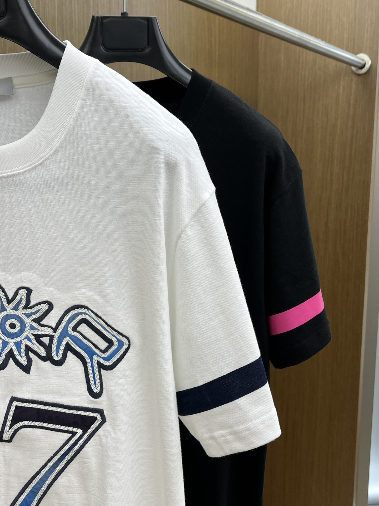  Dior × 运动风 ， 这波联名王炸谁懂啊💥  蓝调「DIOR」字母印花自带潮酷buff，袖口撞色利