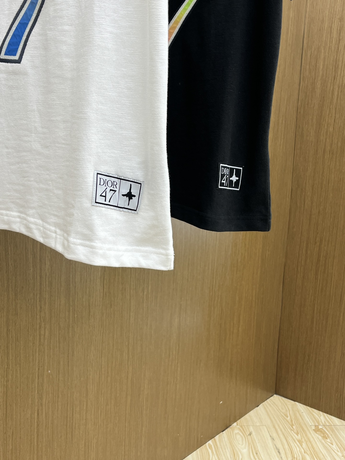  Dior × 运动风 ， 这波联名王炸谁懂啊💥  蓝调「DIOR」字母印花自带潮酷buff，袖口撞色利