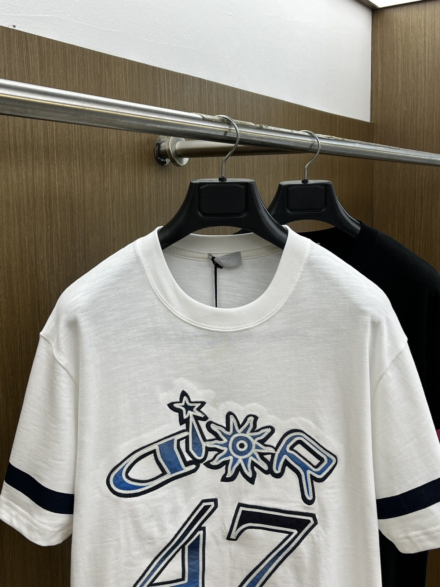  Dior × 运动风 ， 这波联名王炸谁懂啊💥  蓝调「DIOR」字母印花自带潮酷buff，袖口撞色利