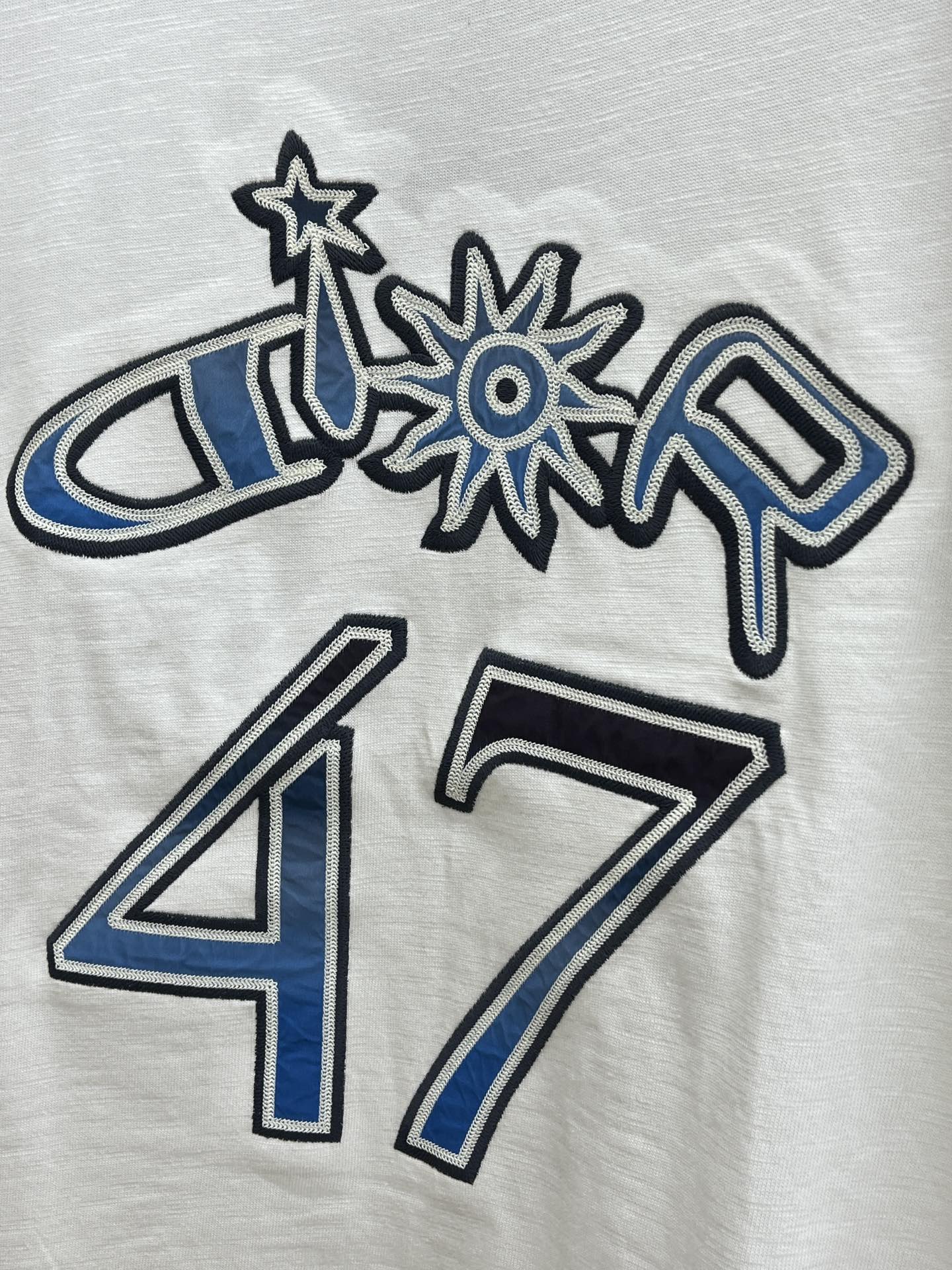  Dior × 运动风 ， 这波联名王炸谁懂啊💥  蓝调「DIOR」字母印花自带潮酷buff，袖口撞色利