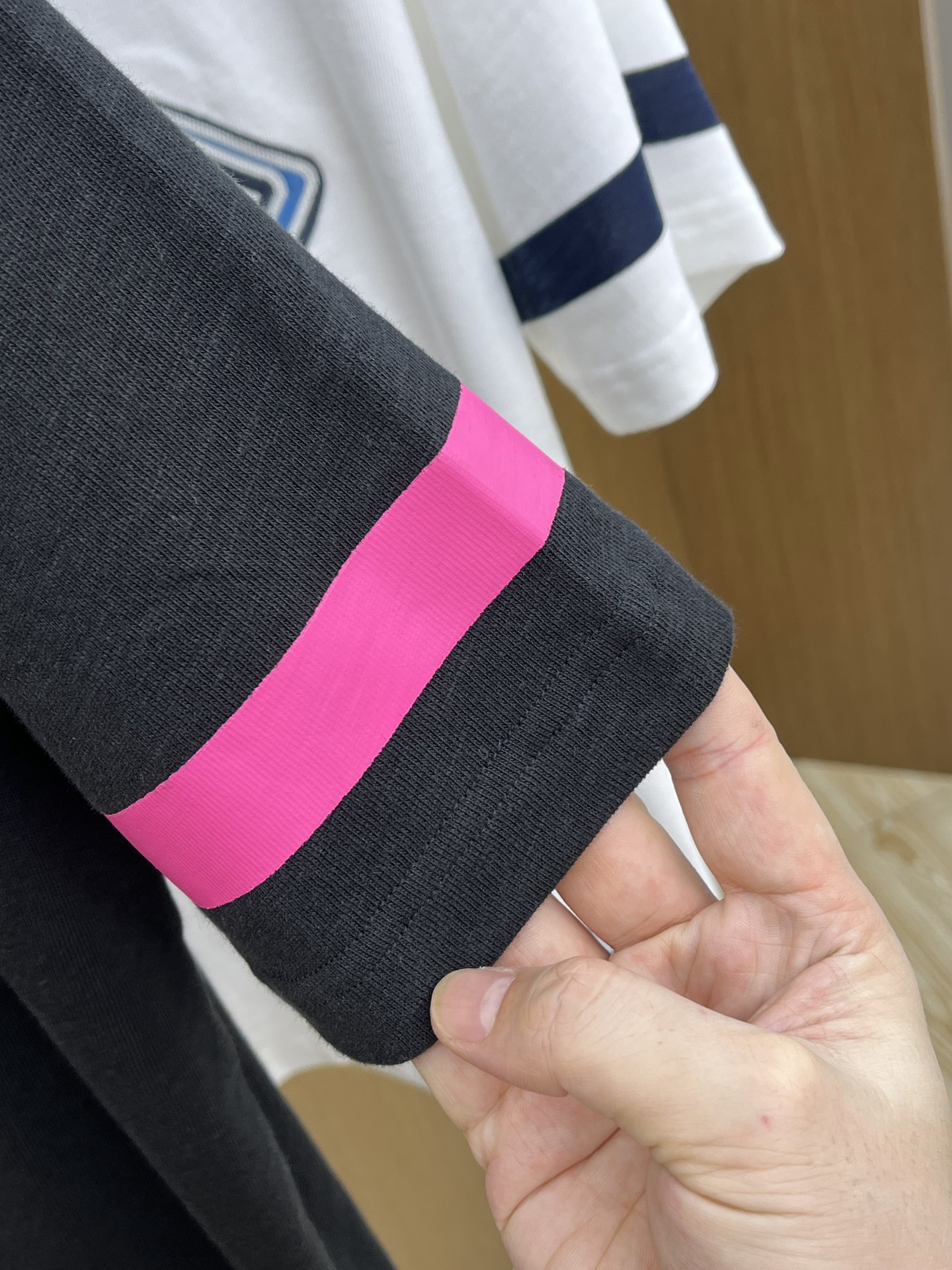  Dior × 运动风 ， 这波联名王炸谁懂啊💥  蓝调「DIOR」字母印花自带潮酷buff，袖口撞色利