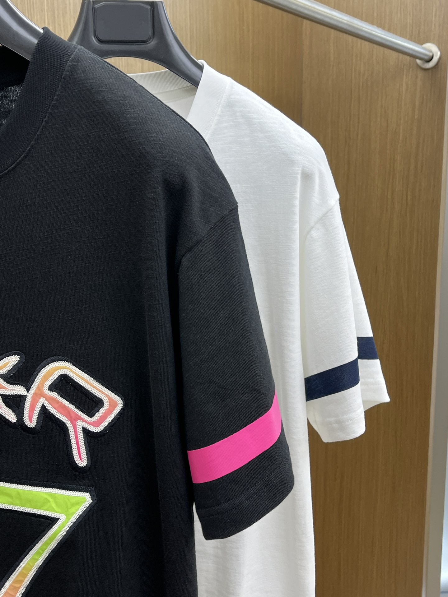  Dior × 运动风 ， 这波联名王炸谁懂啊💥  蓝调「DIOR」字母印花自带潮酷buff，袖口撞色利