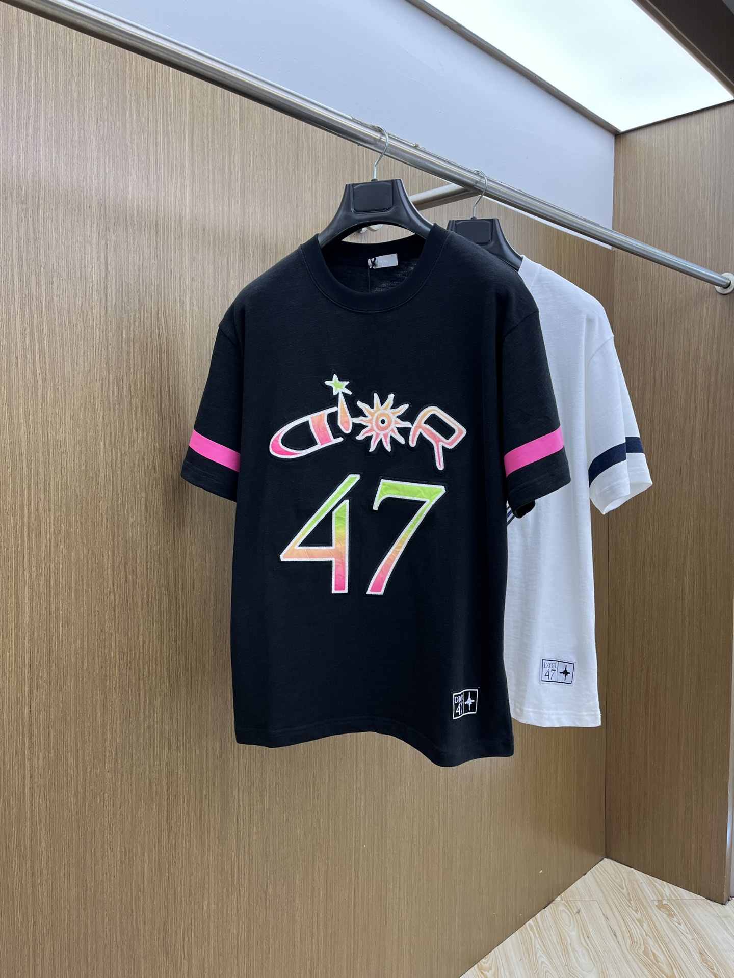 NO:513283,Dior × Sports style, who knows this wave of joint king bombs? The letter print of the blues 'DIOR' comes with a cool buff, the cuffs are contrasting in a neat and eye-catching way. The number '47' hides the street attitude. It is a trendy place to go out on the street and check in. Wear it and easily grasp the relaxed and fashionable feeling. Want to be the one with its own highlights among the crowd?  Don't miss this piece, it will make fans on the upper body. GZ will make you fashionable and open-minded~ Color Black White Size S-XXL,,dior,alexander wang19860909Dior × 运动风 , 这波联名王炸谁懂啊 蓝调「DIOR」字母印花自带潮酷buff,袖口撞色利落又吸睛 数字“47”暗藏街头态度,日常出街、打卡潮地,穿它轻松拿捏松弛时髦感 想成为人群中自带高光的存在？这件别错过,上身即圈粉,GZ 让你时髦到开挂～ 颜色 黑色 白色 尺码S-XXL,,dior,alexander wang,Men's clothing