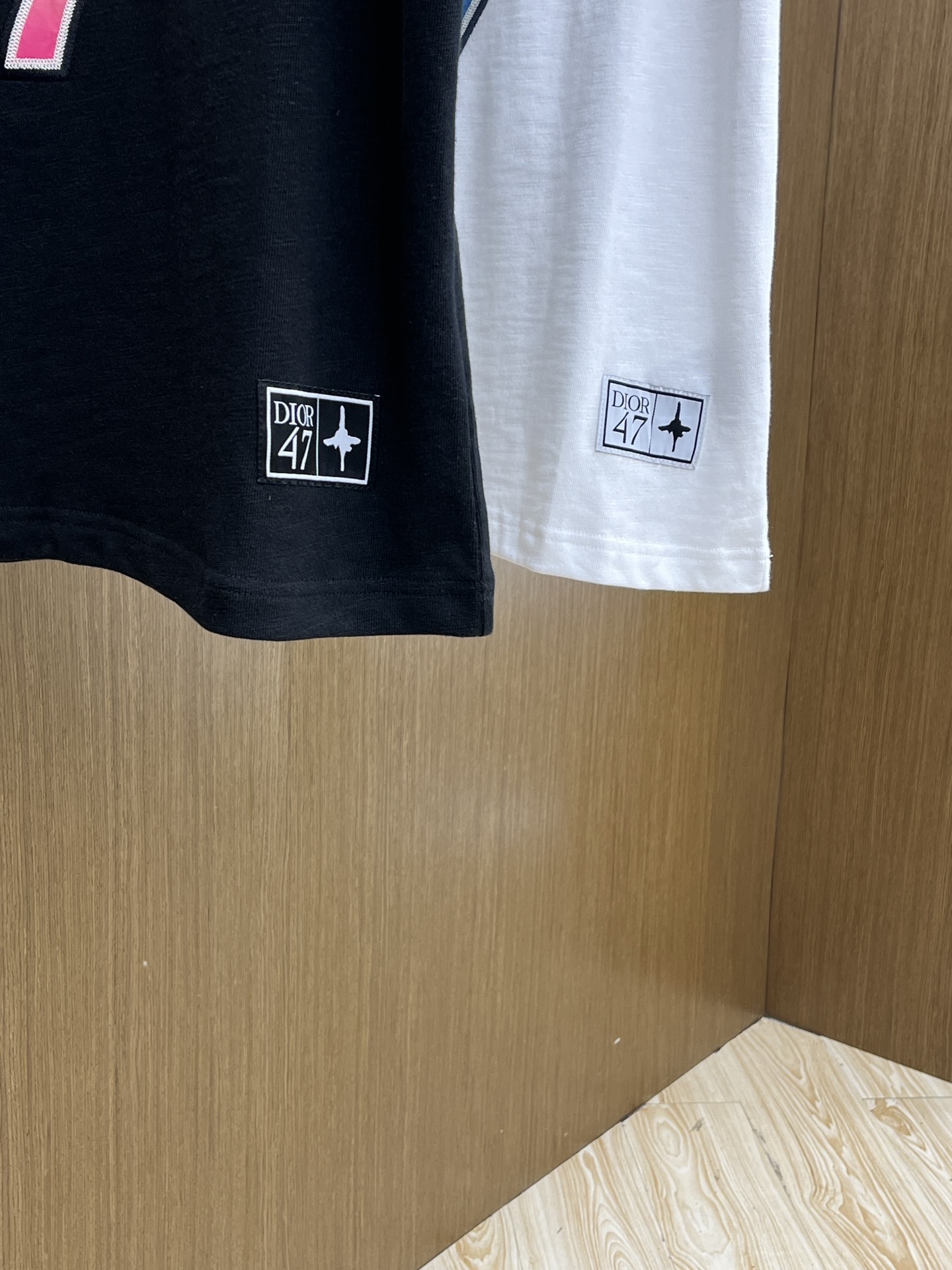  Dior × 运动风 ， 这波联名王炸谁懂啊💥  蓝调「DIOR」字母印花自带潮酷buff，袖口撞色利