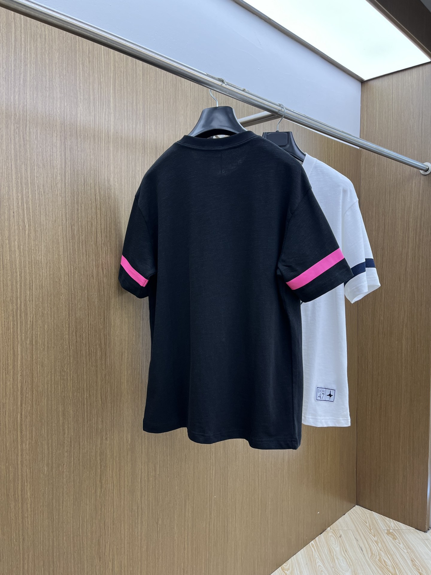  Dior × 运动风 ， 这波联名王炸谁懂啊💥  蓝调「DIOR」字母印花自带潮酷buff，袖口撞色利