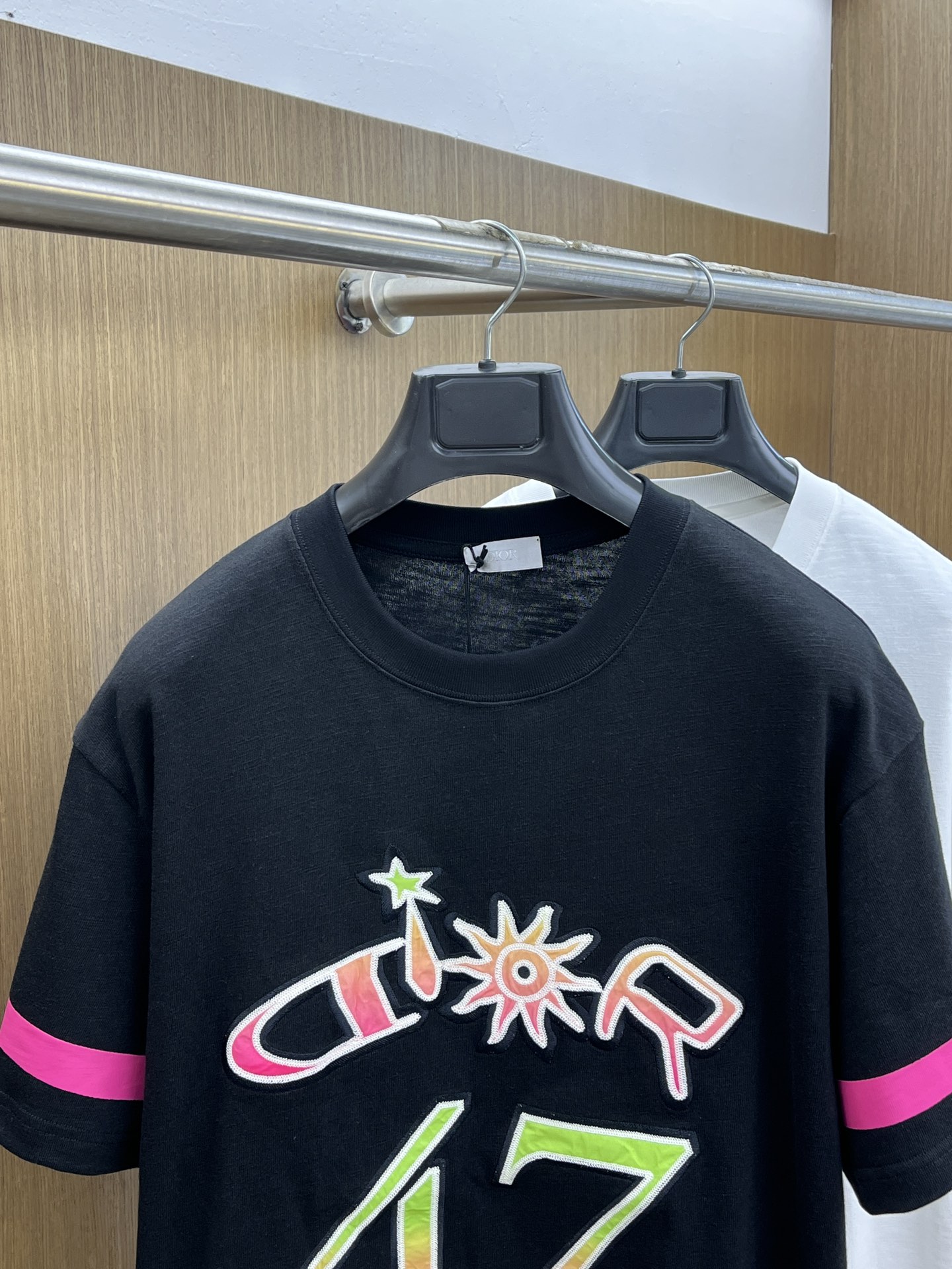  Dior × 运动风 ， 这波联名王炸谁懂啊💥  蓝调「DIOR」字母印花自带潮酷buff，袖口撞色利