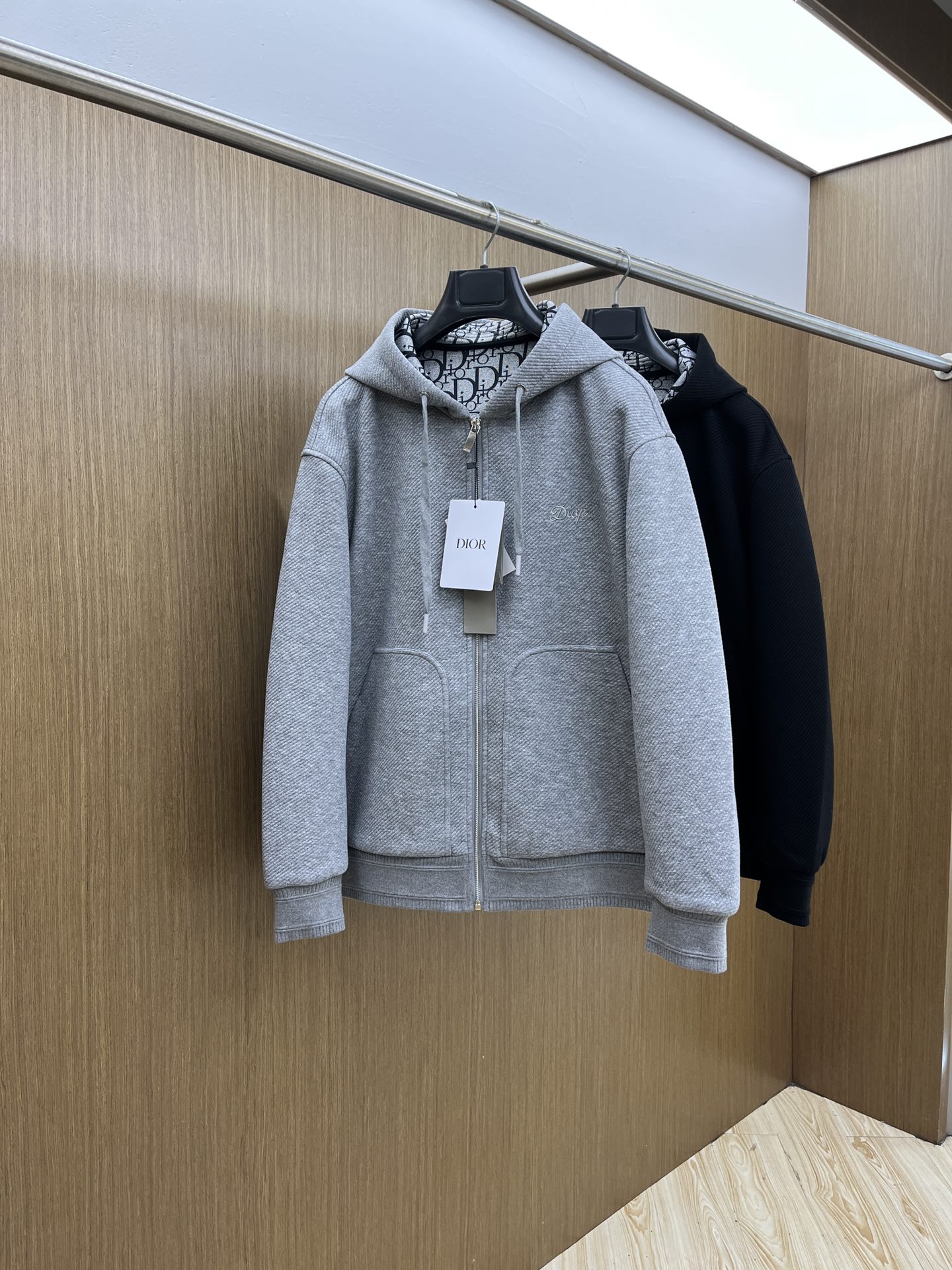 NO:520156,Autumn and Winter CD 1955ss early autumn new style released Dior hooded jacket, autumn hot wool jacket, letter logo embroidery style is comfortable and comfortable and slim, fsh is lazy and casual, combined with clean and simple colors, it is particularly pleasing to look, suitable for daily wear~ I love to launch sports items embroidered with vitality prints!  Size M-3XL, Dior, Jackets & coats, Jackets & coats, Hats, Alexander wang19860909秋冬 CD 1955ss早秋新款发布迪奥连帽夹克外套,秋季爆款毛呢夹克,字母logo刺绣款穿上就是舒适自在又显瘦的存在,fsh慵懒而随性,结合干净简单的色系就特别耐看,适合日常穿着~倾情推出缀饰活力印花的运动单品！ 尺码M-3XL,,dior,jackets & coats,jackets & coats,hats,alexander wang,Men's clothing