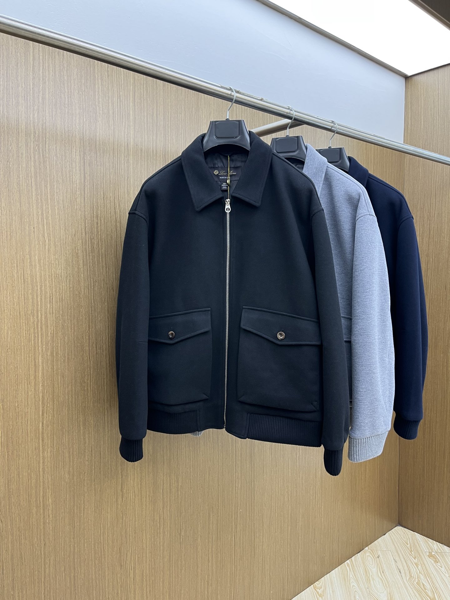 NO:522570,Autumn and Winter LP 1945ss Autumn and Winter new style is released. LP lapel jacket, a popular autumn wool fabric jacket, it is comfortable and comfortable to wear, lazy and casual, combined with clean and simple colors, it is particularly pleasing to the eye. FSH is suitable for daily wear~ I love to launch sports items embellished with vitality prints!  Complete three standards Size M-3XL, loro piano, jackets & coats, jackets & coats, alexander wang19860909秋冬 LP 1945ss秋冬新款发布 LP翻领夹克外套,秋季爆款毛呢面料夹克,穿上就是舒适自在又显瘦的存在,慵懒而随性,结合干净简单的色系就特别耐看,fsh适合日常穿着~倾情推出缀饰活力印花的运动单品！三标齐全 尺码M-3XL,,loro piana,jackets & coats,jackets & coats,alexander wang,Men's clothing