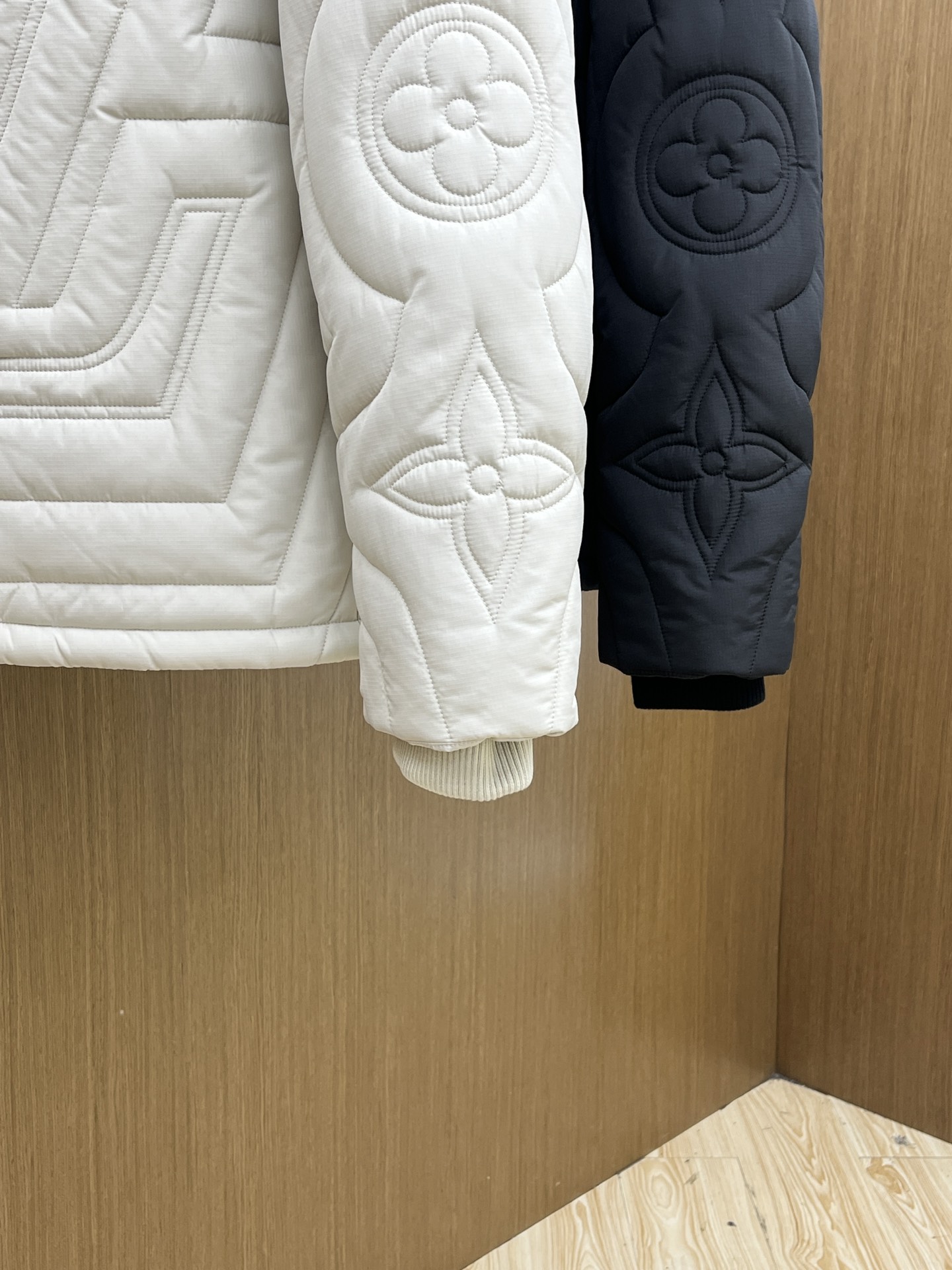 秋冬 棉服🆕1V*路易威登 高版本 2025AW秋冬新款菱型格棉外套，这款菱型格棉服外套采用裥棉设计，手