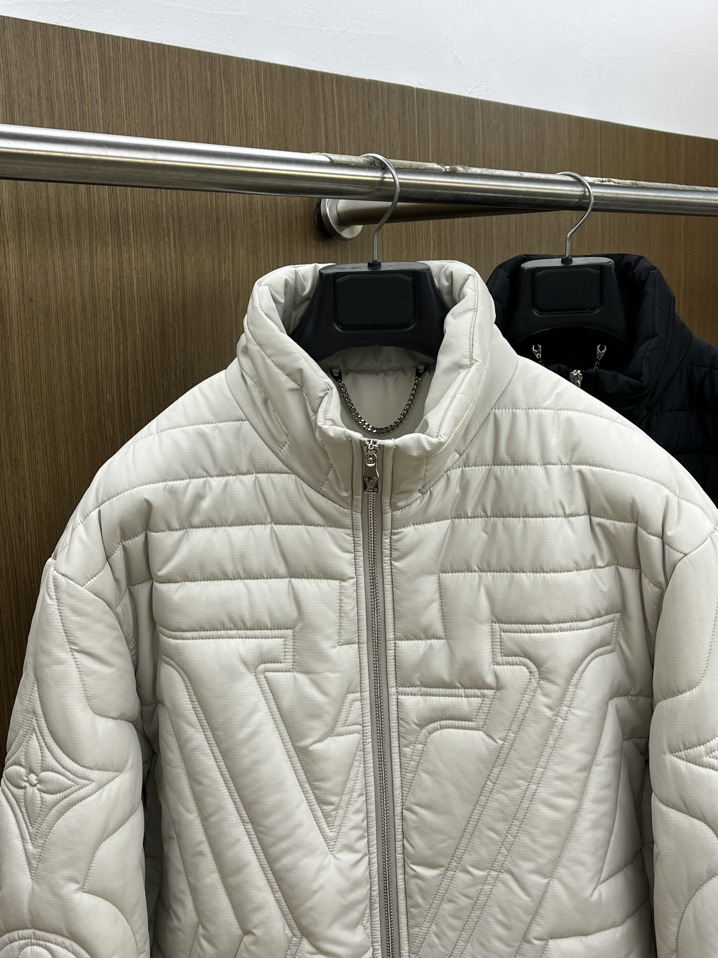 秋冬 棉服🆕1V*路易威登 高版本 2025AW秋冬新款菱型格棉外套，这款菱型格棉服外套采用裥棉设计，手