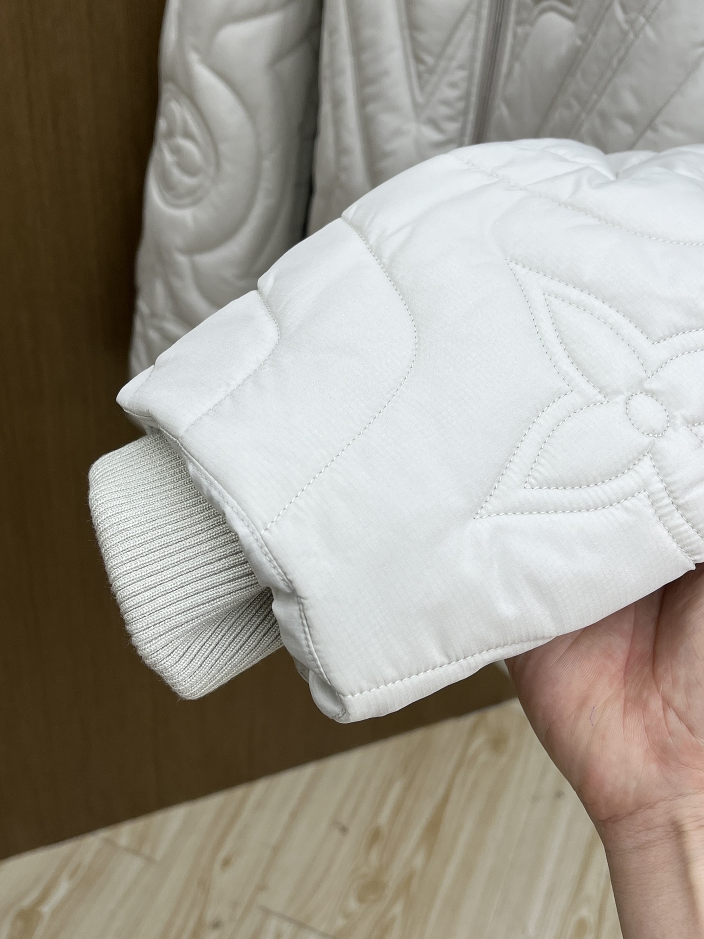 秋冬 棉服🆕1V*路易威登 高版本 2025AW秋冬新款菱型格棉外套，这款菱型格棉服外套采用裥棉设计，手