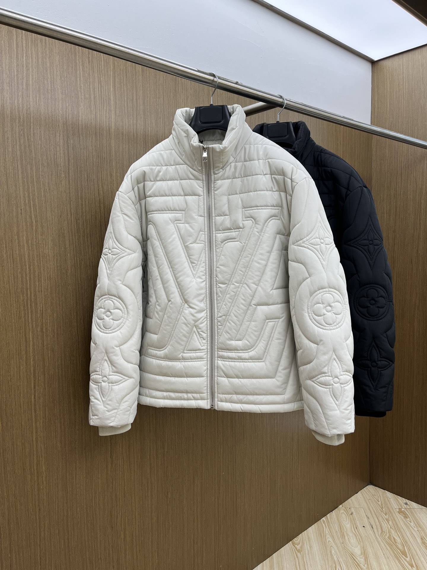 秋冬 棉服🆕1V*路易威登 高版本 2025AW秋冬新款菱型格棉外套，这款菱型格棉服外套采用裥棉设计，手