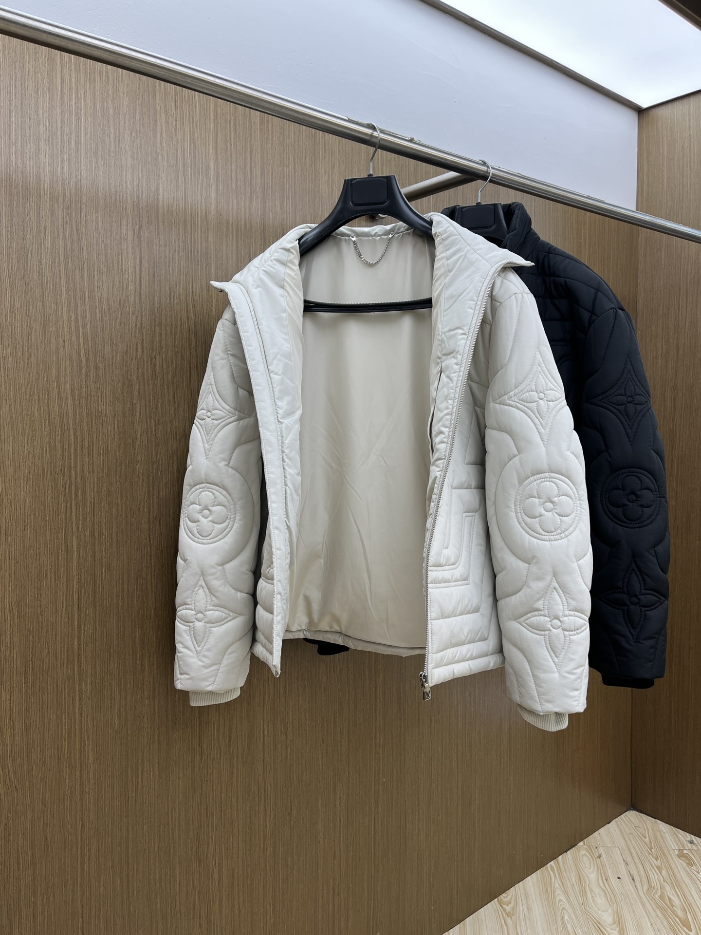 秋冬 棉服🆕1V*路易威登 高版本 2025AW秋冬新款菱型格棉外套，这款菱型格棉服外套采用裥棉设计，手