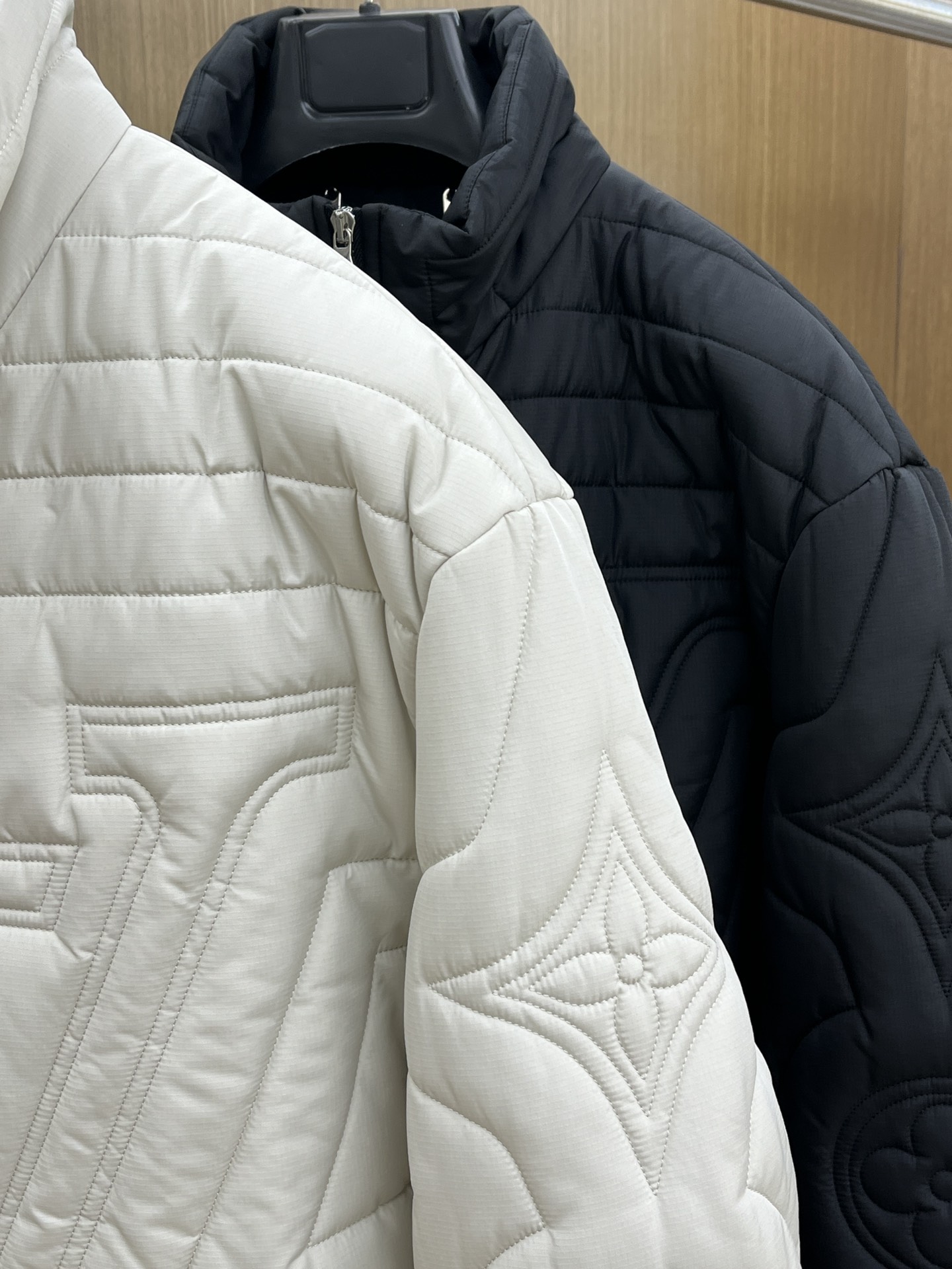 秋冬 棉服🆕1V*路易威登 高版本 2025AW秋冬新款菱型格棉外套，这款菱型格棉服外套采用裥棉设计，手