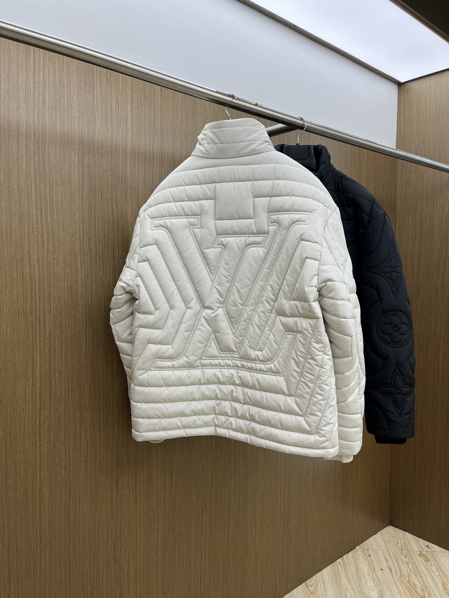 秋冬 棉服🆕1V*路易威登 高版本 2025AW秋冬新款菱型格棉外套，这款菱型格棉服外套采用裥棉设计，手